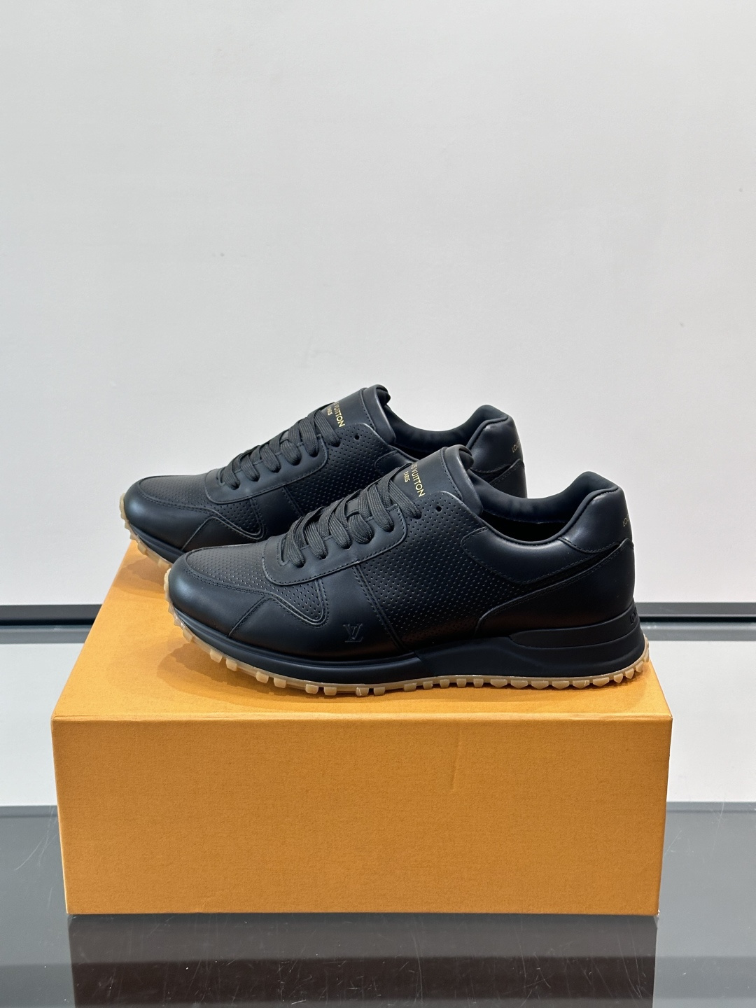 Louis Vuitton LV Run 男士运动鞋LV Run男士运动鞋采用牛皮革，搭配Monogra