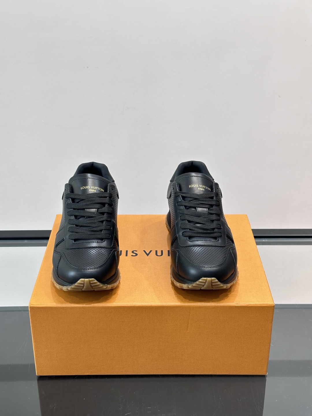 Louis Vuitton LV Run 男士运动鞋LV Run男士运动鞋采用牛皮革，搭配Monogra