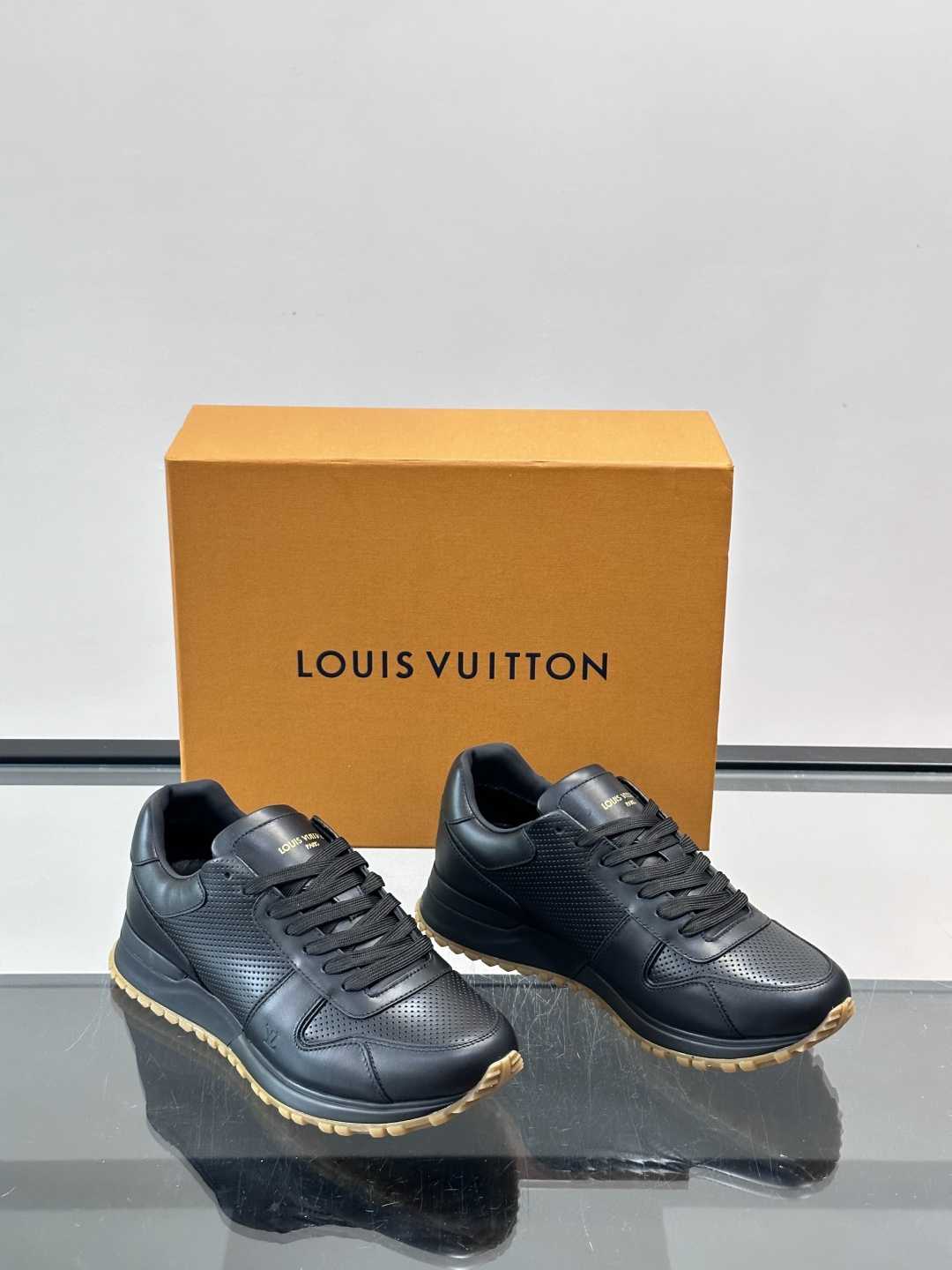 Louis Vuitton LV Run 男士运动鞋LV Run男士运动鞋采用牛皮革，搭配Monogra