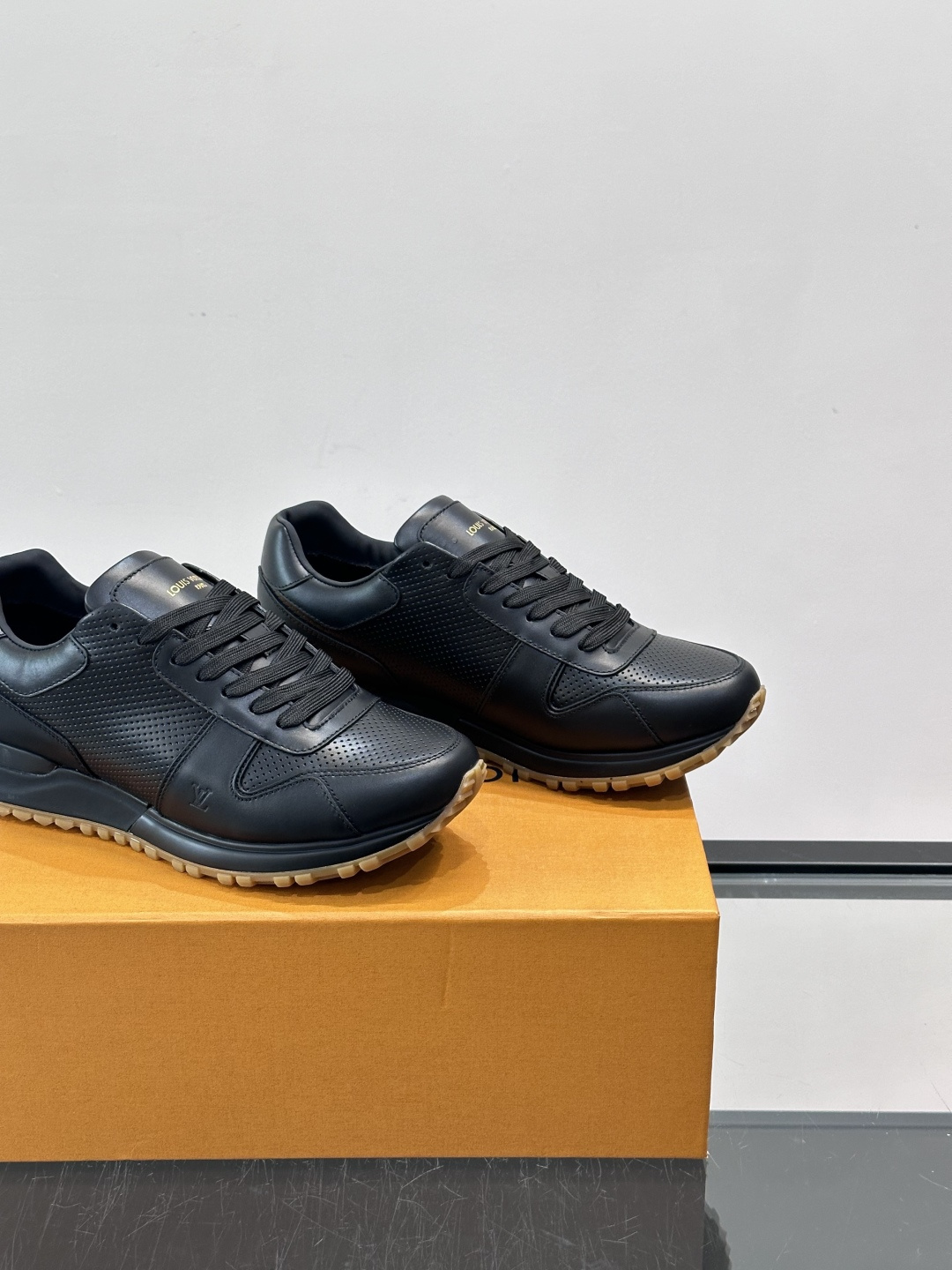 Louis Vuitton LV Run 男士运动鞋LV Run男士运动鞋采用牛皮革，搭配Monogra