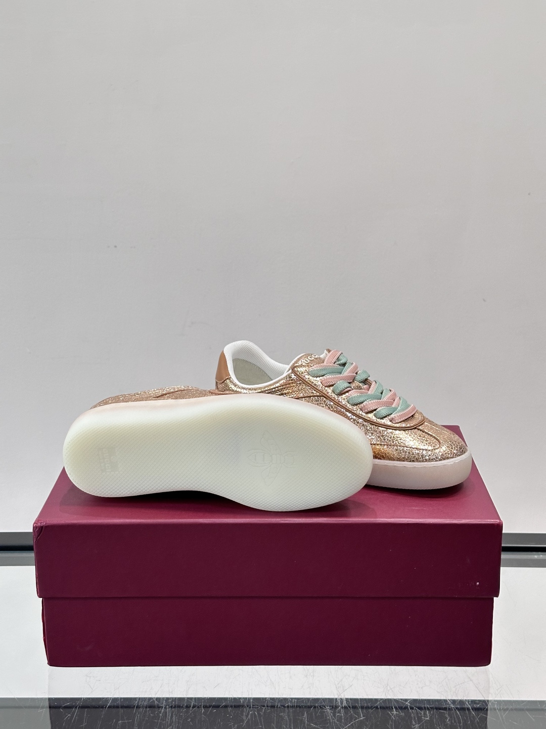 Gucci金属情侣款👫德训鞋，牛皮材质+金属光泽，时尚感满分！鞋面有经典双G标志，黑白双色鞋带超有个性😎