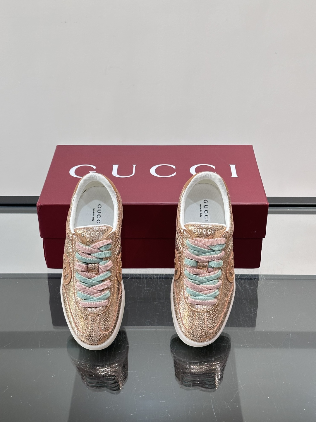 Gucci金属情侣款👫德训鞋，牛皮材质+金属光泽，时尚感满分！鞋面有经典双G标志，黑白双色鞋带超有个性😎