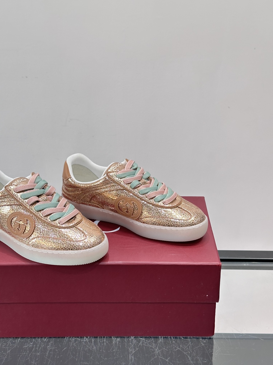 Gucci金属情侣款👫德训鞋，牛皮材质+金属光泽，时尚感满分！鞋面有经典双G标志，黑白双色鞋带超有个性😎