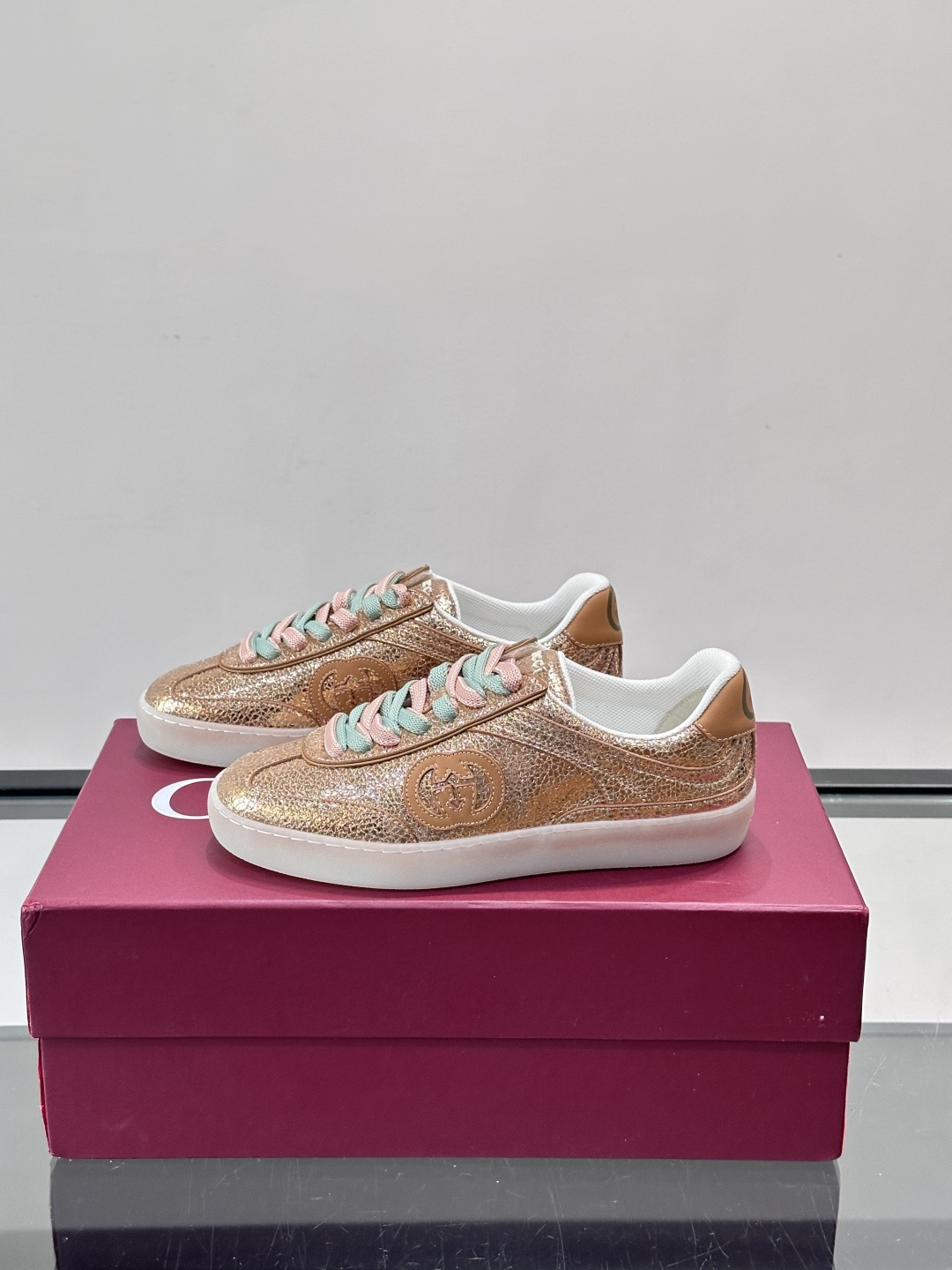 Gucci金属情侣款👫德训鞋，牛皮材质+金属光泽，时尚感满分！鞋面有经典双G标志，黑白双色鞋带超有个性😎