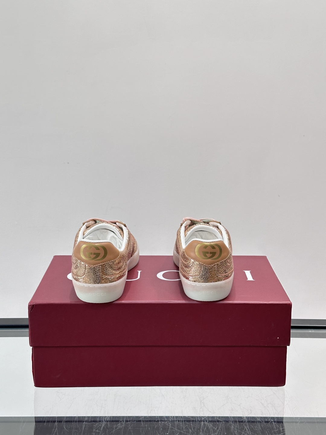 Gucci金属情侣款👫德训鞋，牛皮材质+金属光泽，时尚感满分！鞋面有经典双G标志，黑白双色鞋带超有个性😎