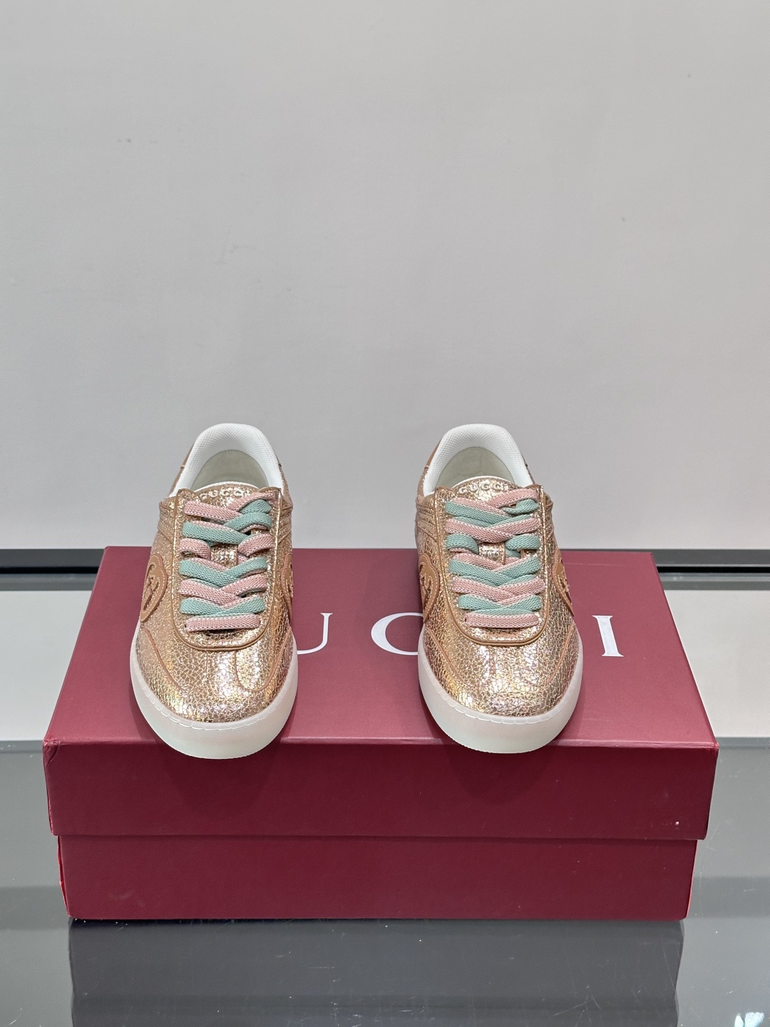 Gucci金属情侣款👫德训鞋，牛皮材质+金属光泽，时尚感满分！鞋面有经典双G标志，黑白双色鞋带超有个性😎