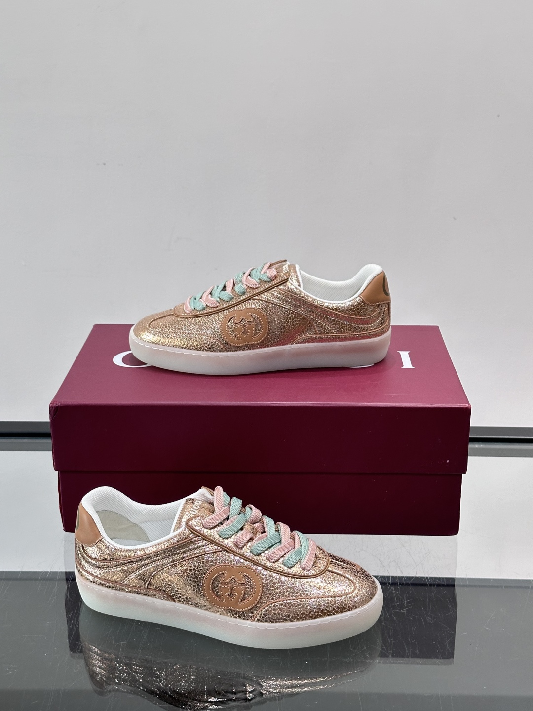 Gucci金属情侣款👫德训鞋，牛皮材质+金属光泽，时尚感满分！鞋面有经典双G标志，黑白双色鞋带超有个性😎