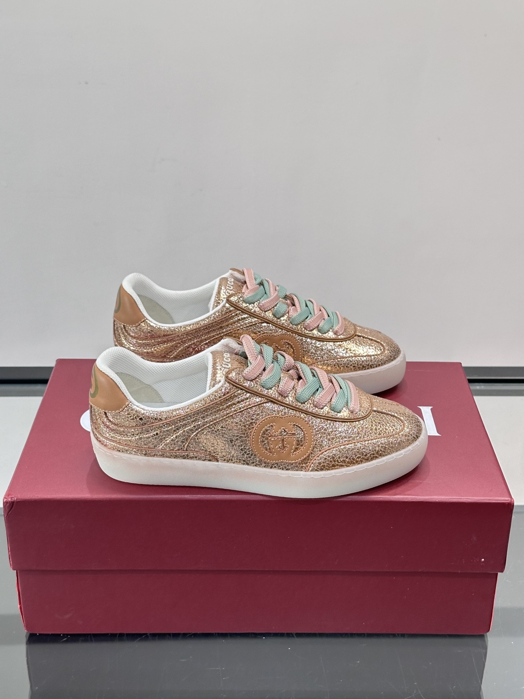 Gucci金属情侣款👫德训鞋，牛皮材质+金属光泽，时尚感满分！鞋面有经典双G标志，黑白双色鞋带超有个性😎