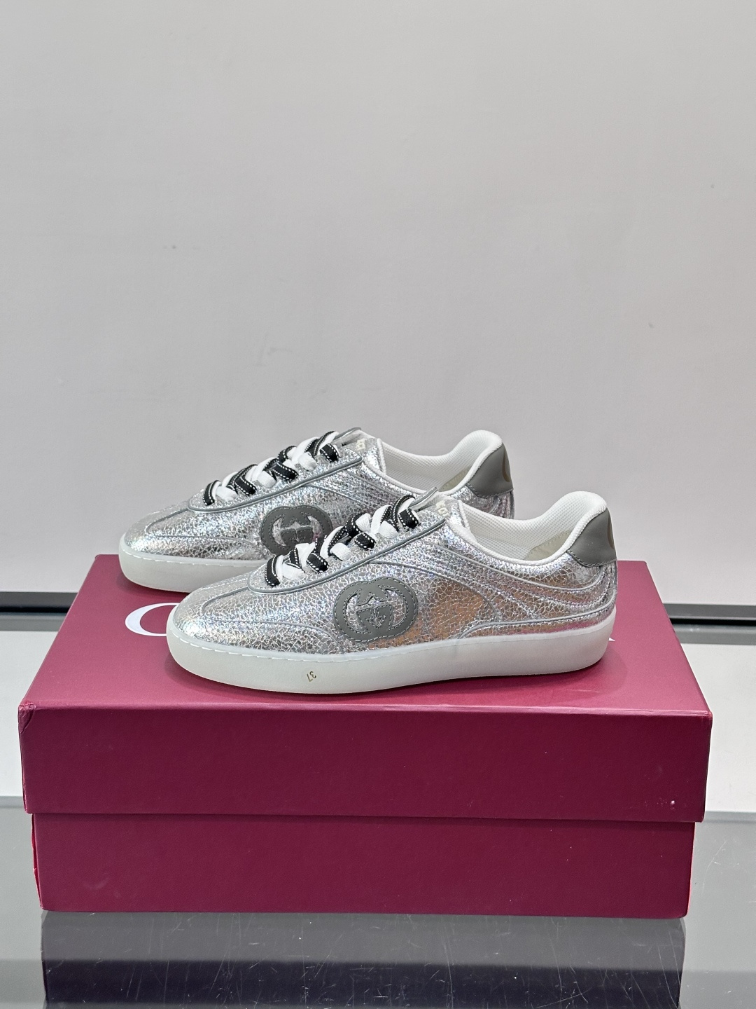 Gucci金属情侣款👫德训鞋，牛皮材质+金属光泽，时尚感满分！鞋面有经典双G标志，黑白双色鞋带超有个性😎