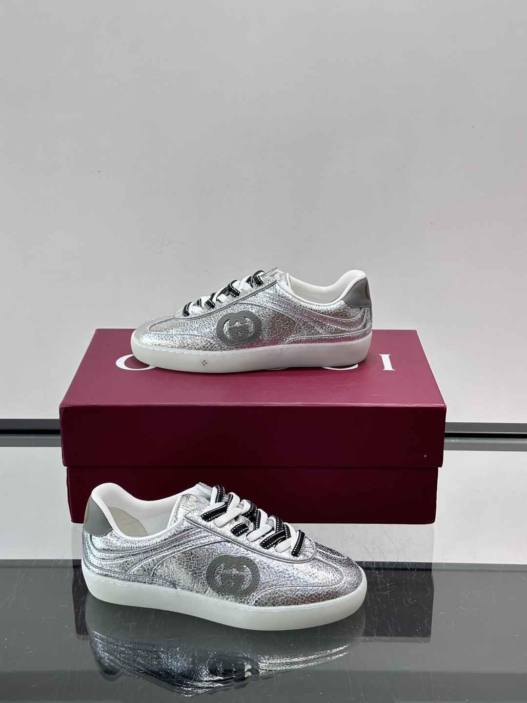 Gucci金属情侣款👫德训鞋，牛皮材质+金属光泽，时尚感满分！鞋面有经典双G标志，黑白双色鞋带超有个性😎