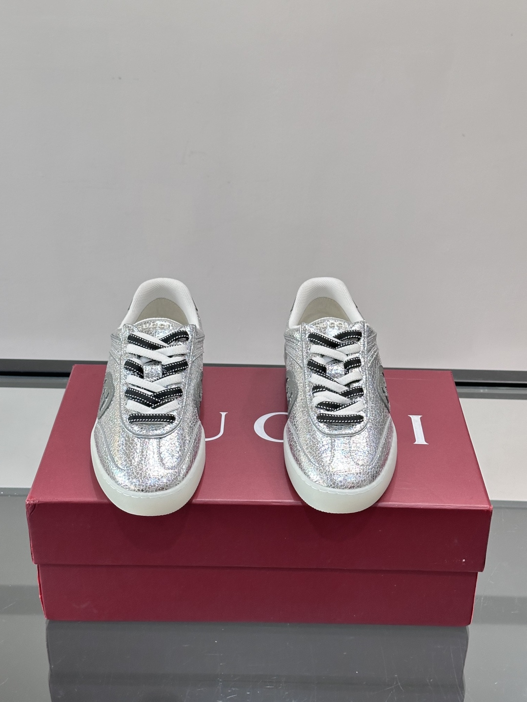 Gucci金属情侣款👫德训鞋，牛皮材质+金属光泽，时尚感满分！鞋面有经典双G标志，黑白双色鞋带超有个性😎