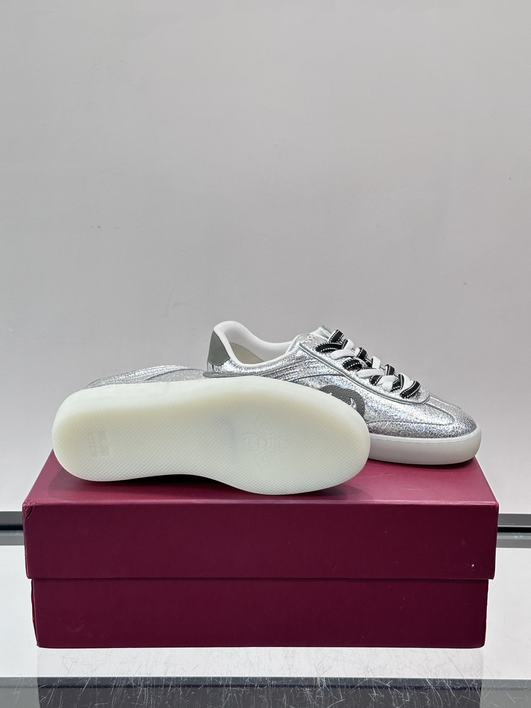 Gucci金属情侣款👫德训鞋，牛皮材质+金属光泽，时尚感满分！鞋面有经典双G标志，黑白双色鞋带超有个性😎