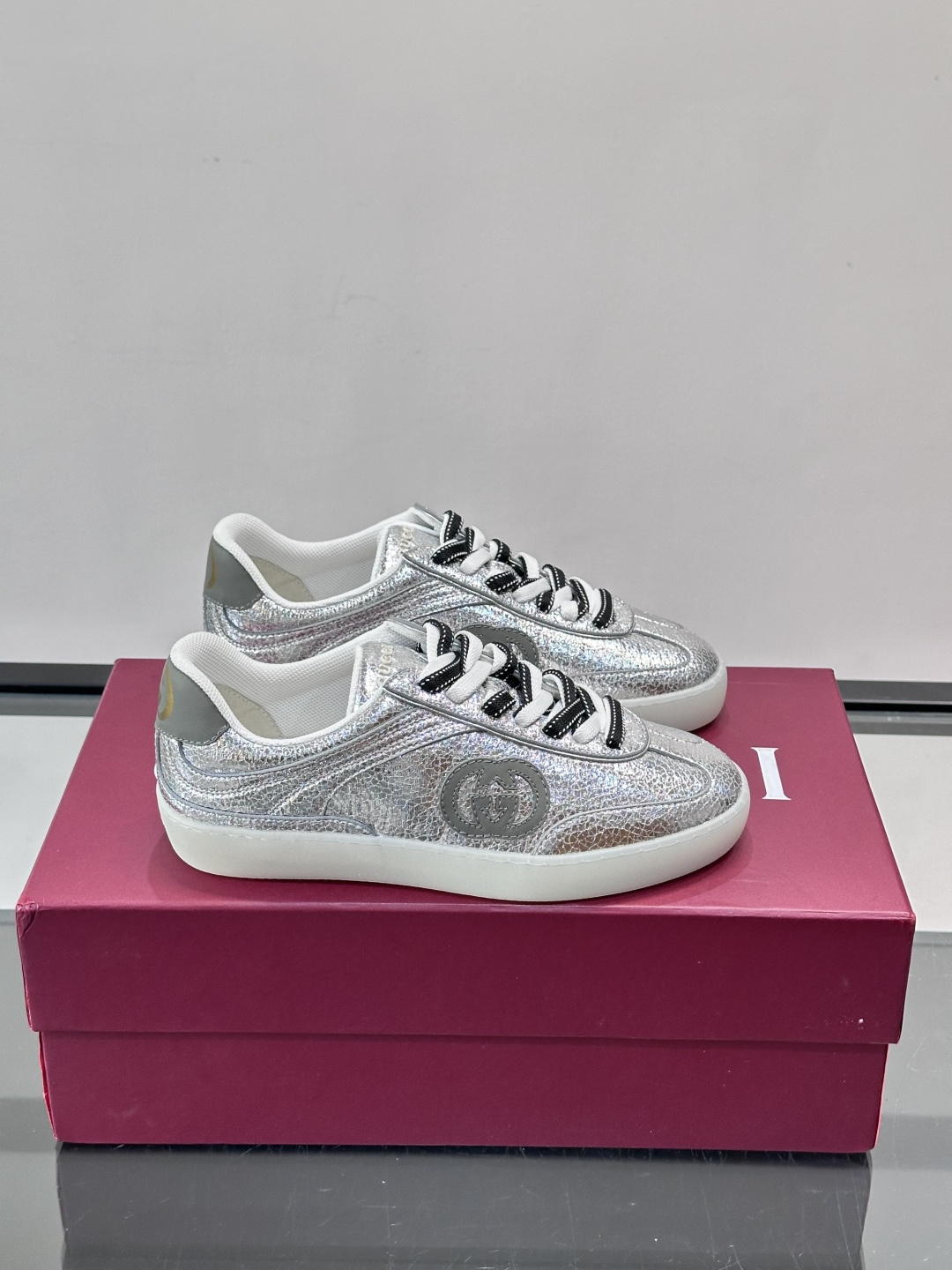 Gucci金属情侣款👫德训鞋，牛皮材质+金属光泽，时尚感满分！鞋面有经典双G标志，黑白双色鞋带超有个性😎