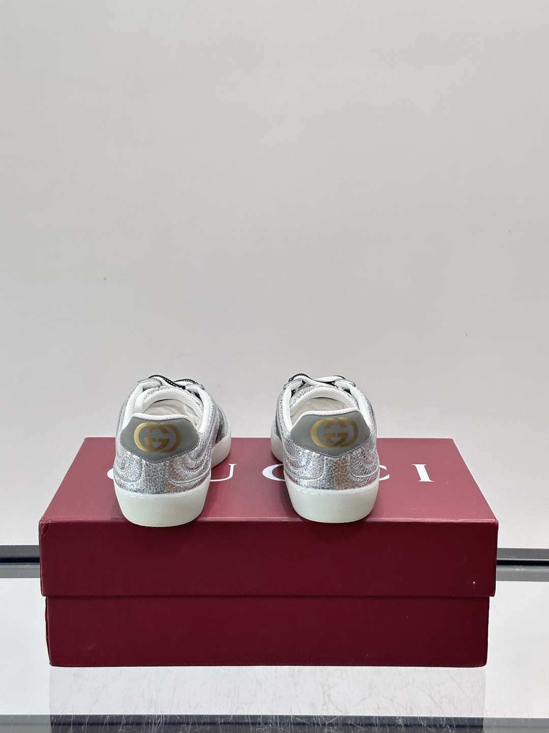 Gucci金属情侣款👫德训鞋，牛皮材质+金属光泽，时尚感满分！鞋面有经典双G标志，黑白双色鞋带超有个性😎