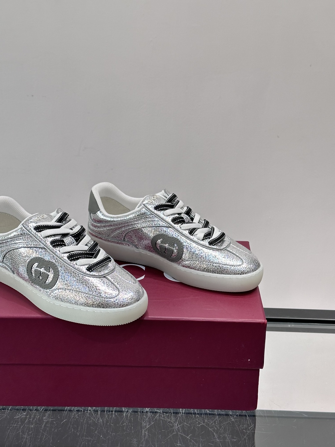 Gucci金属情侣款👫德训鞋，牛皮材质+金属光泽，时尚感满分！鞋面有经典双G标志，黑白双色鞋带超有个性😎