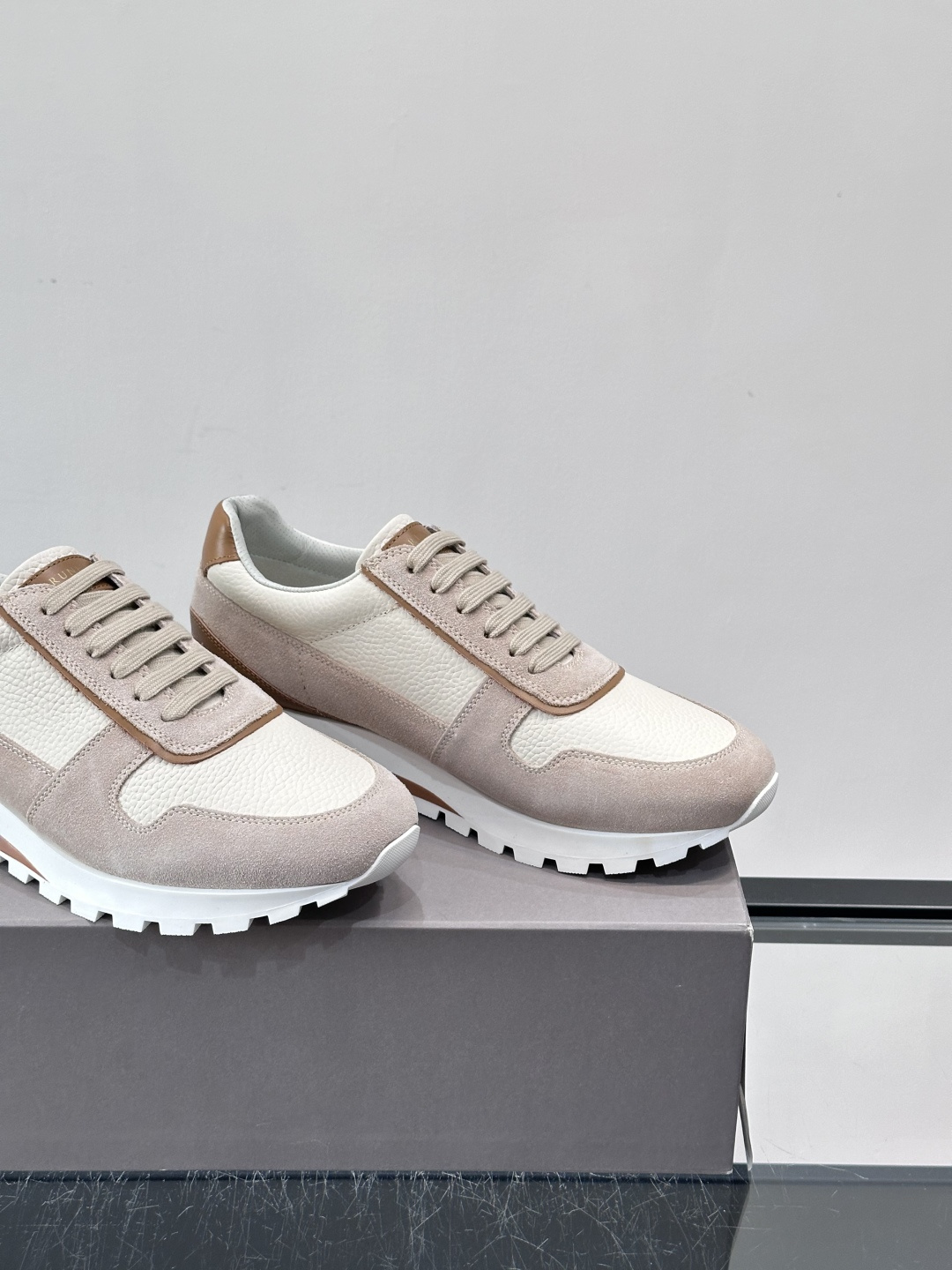 Brunello Cucinelli男士休闲运动鞋👟，采用粒面小牛皮＋水洗麂皮拼接，复古做旧质感超有氛围