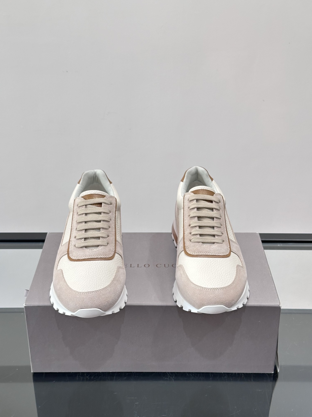 Brunello Cucinelli男士休闲运动鞋👟，采用粒面小牛皮＋水洗麂皮拼接，复古做旧质感超有氛围