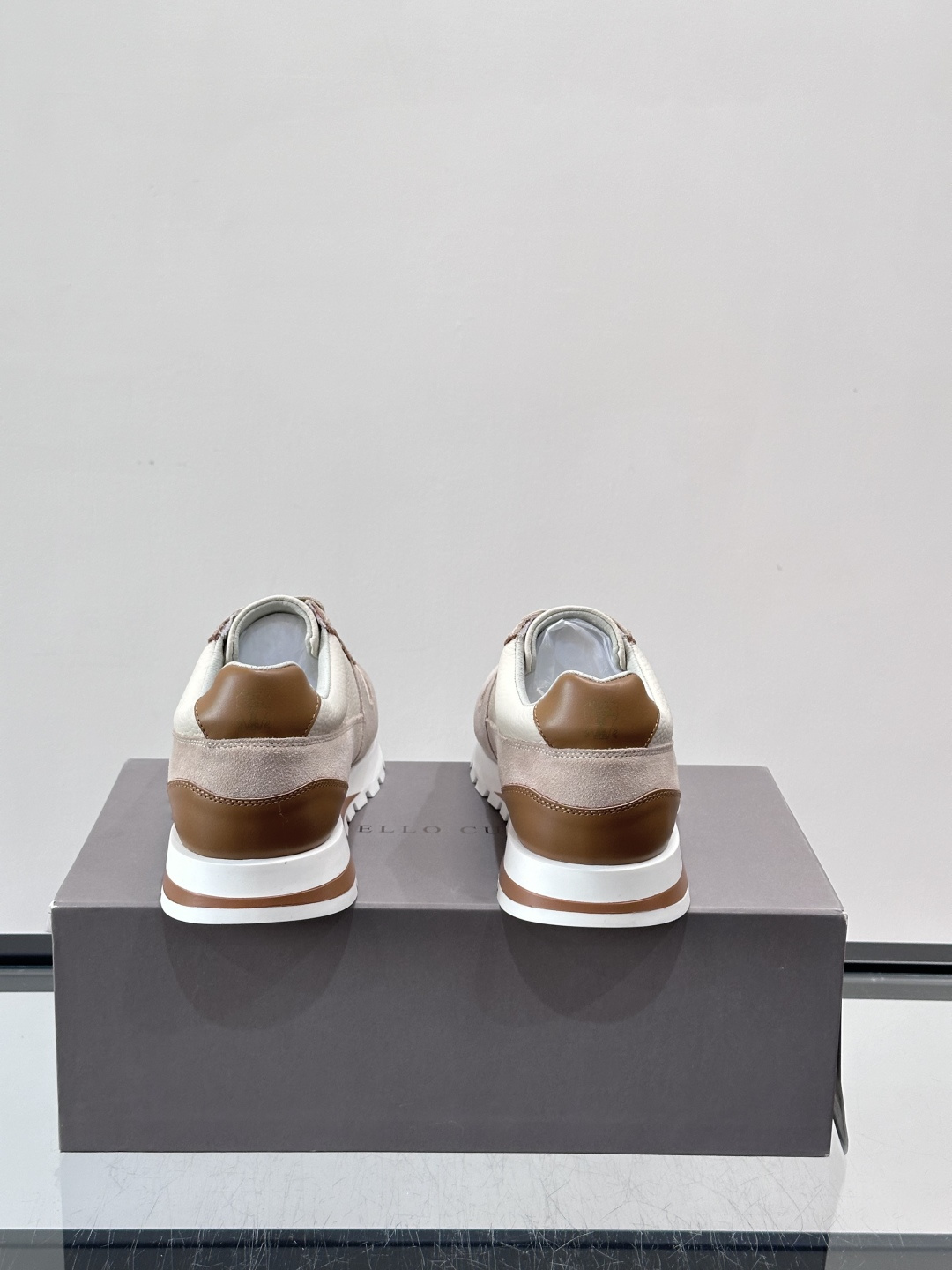 Brunello Cucinelli男士休闲运动鞋👟，采用粒面小牛皮＋水洗麂皮拼接，复古做旧质感超有氛围