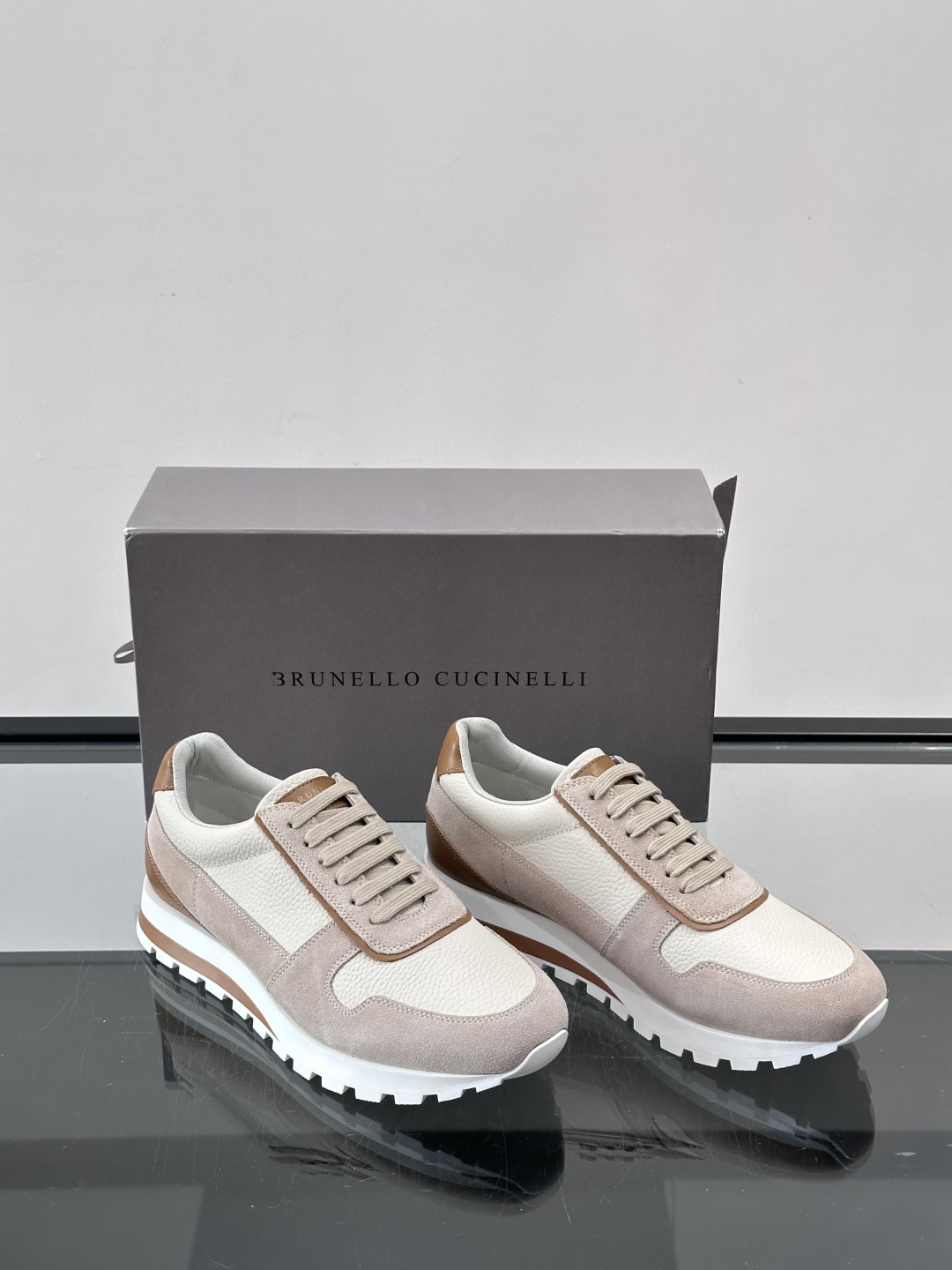 Brunello Cucinelli男士休闲运动鞋👟，采用粒面小牛皮＋水洗麂皮拼接，复古做旧质感超有氛围