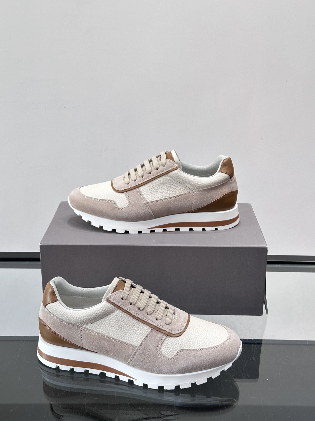 Brunello Cucinelli男士休闲运动鞋👟，采用粒面小牛皮＋水洗麂皮拼接，复古做旧质感超有氛围