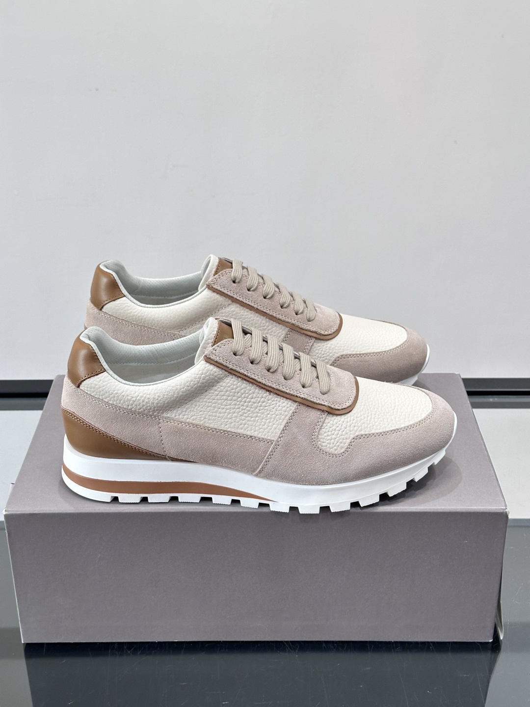 Brunello Cucinelli男士休闲运动鞋👟，采用粒面小牛皮＋水洗麂皮拼接，复古做旧质感超有氛围