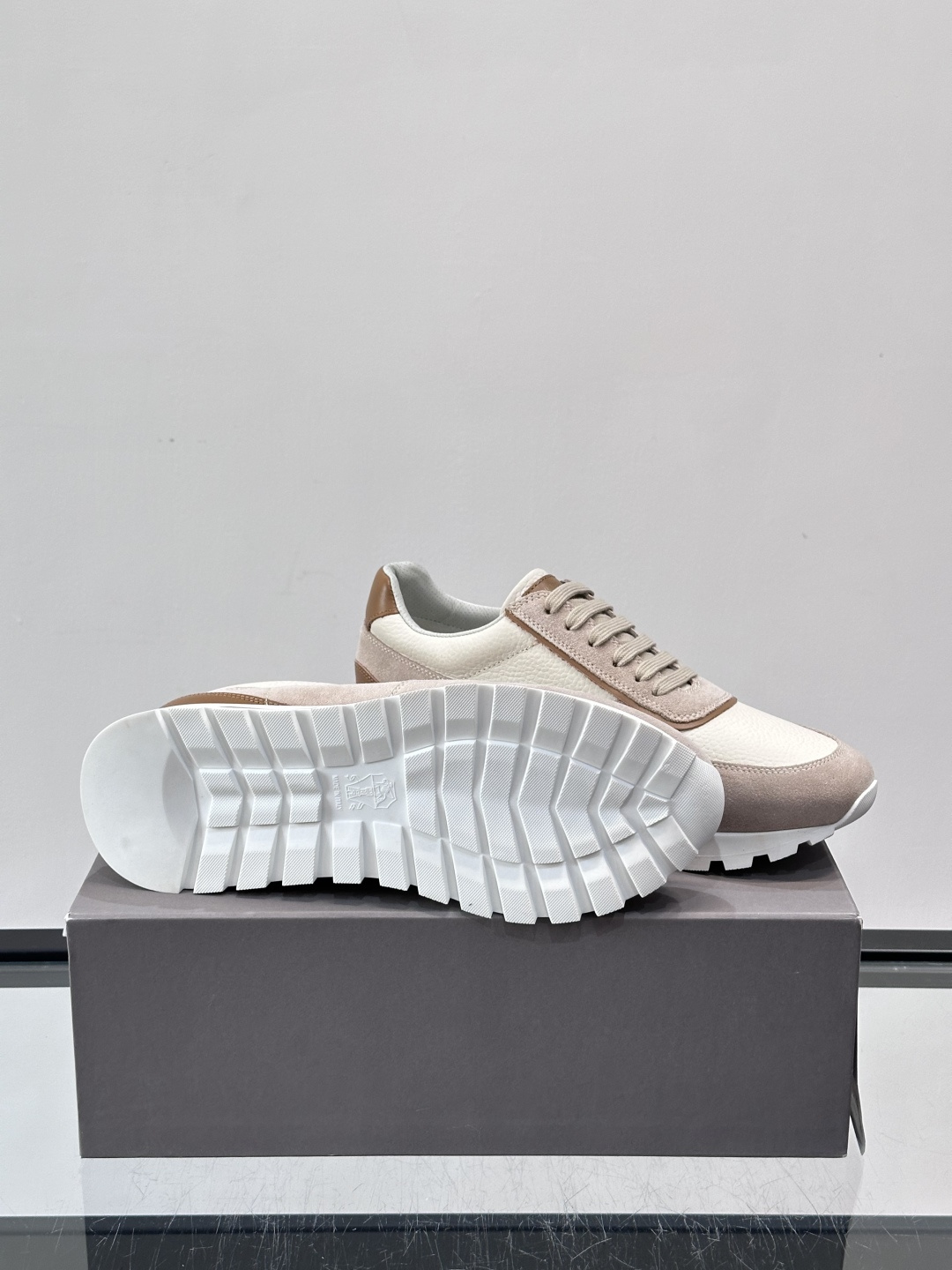 Brunello Cucinelli男士休闲运动鞋👟，采用粒面小牛皮＋水洗麂皮拼接，复古做旧质感超有氛围