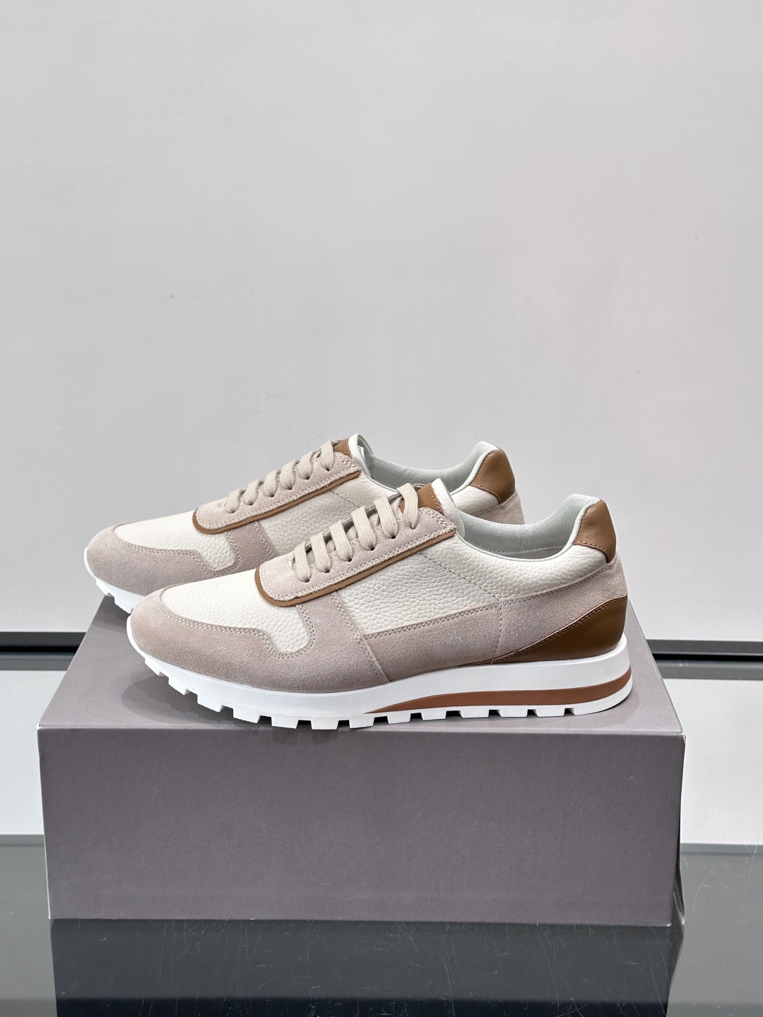 Brunello Cucinelli男士休闲运动鞋👟，采用粒面小牛皮＋水洗麂皮拼接，复古做旧质感超有氛围