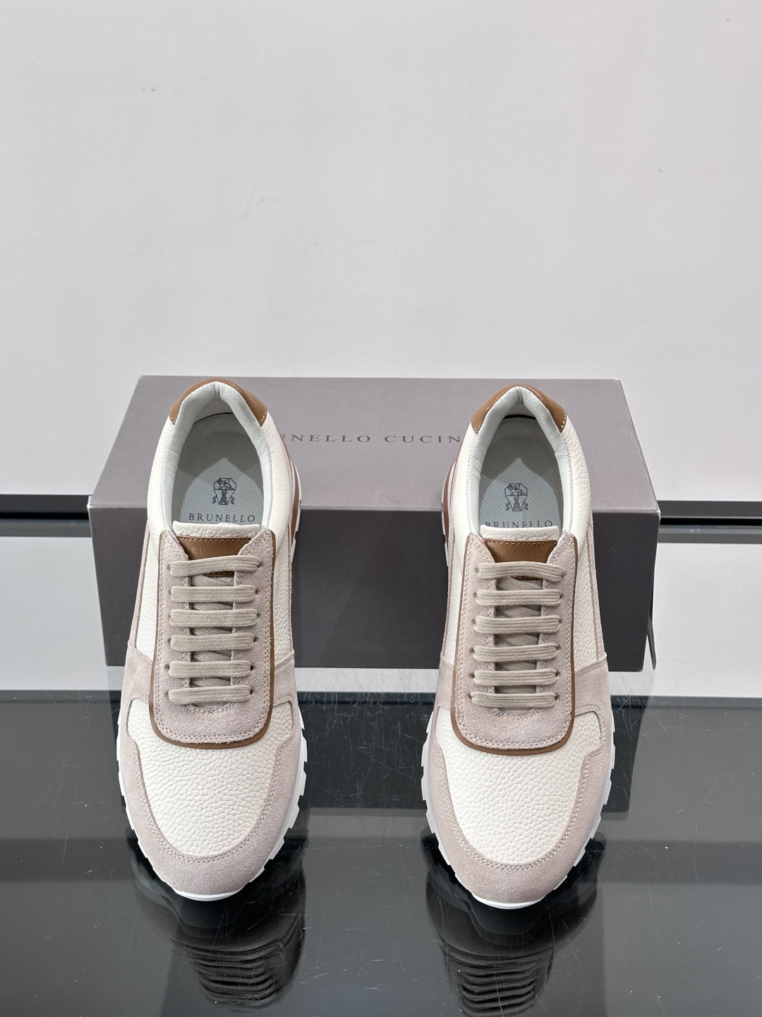 Brunello Cucinelli男士休闲运动鞋👟，采用粒面小牛皮＋水洗麂皮拼接，复古做旧质感超有氛围