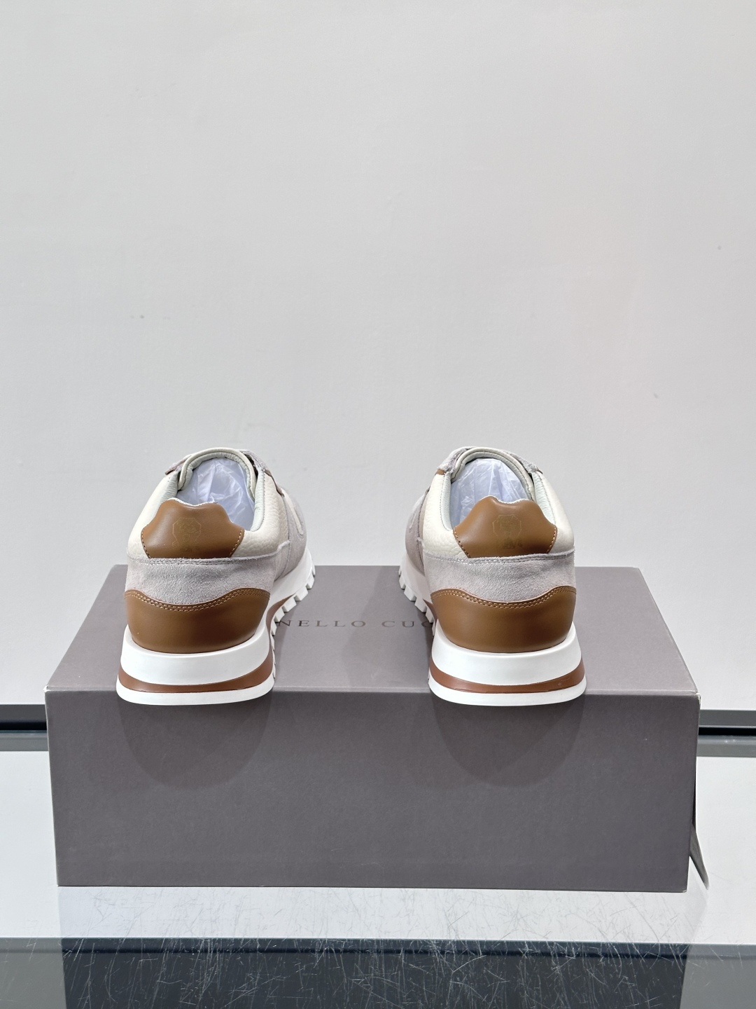 Brunello Cucinelli男士休闲运动鞋👟，采用粒面小牛皮＋水洗麂皮拼接，复古做旧质感超有氛围