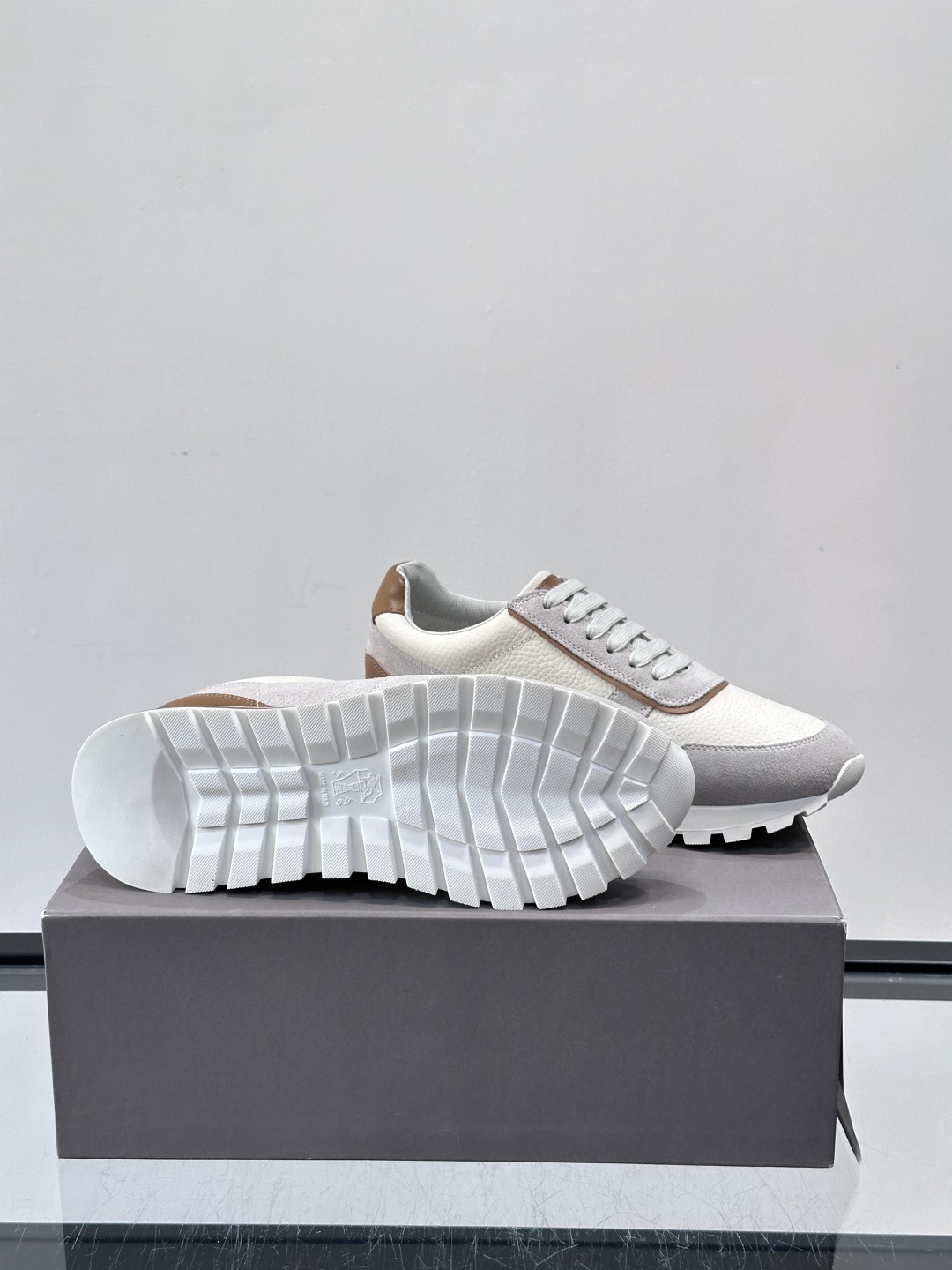 Brunello Cucinelli男士休闲运动鞋👟，采用粒面小牛皮＋水洗麂皮拼接，复古做旧质感超有氛围