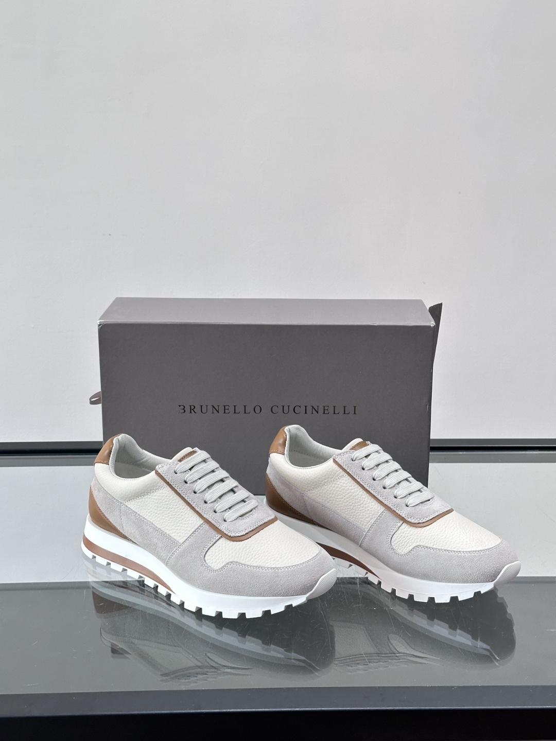 Brunello Cucinelli男士休闲运动鞋👟，采用粒面小牛皮＋水洗麂皮拼接，复古做旧质感超有氛围