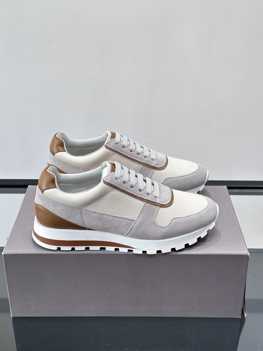 Brunello Cucinelli男士休闲运动鞋👟，采用粒面小牛皮＋水洗麂皮拼接，复古做旧质感超有氛围