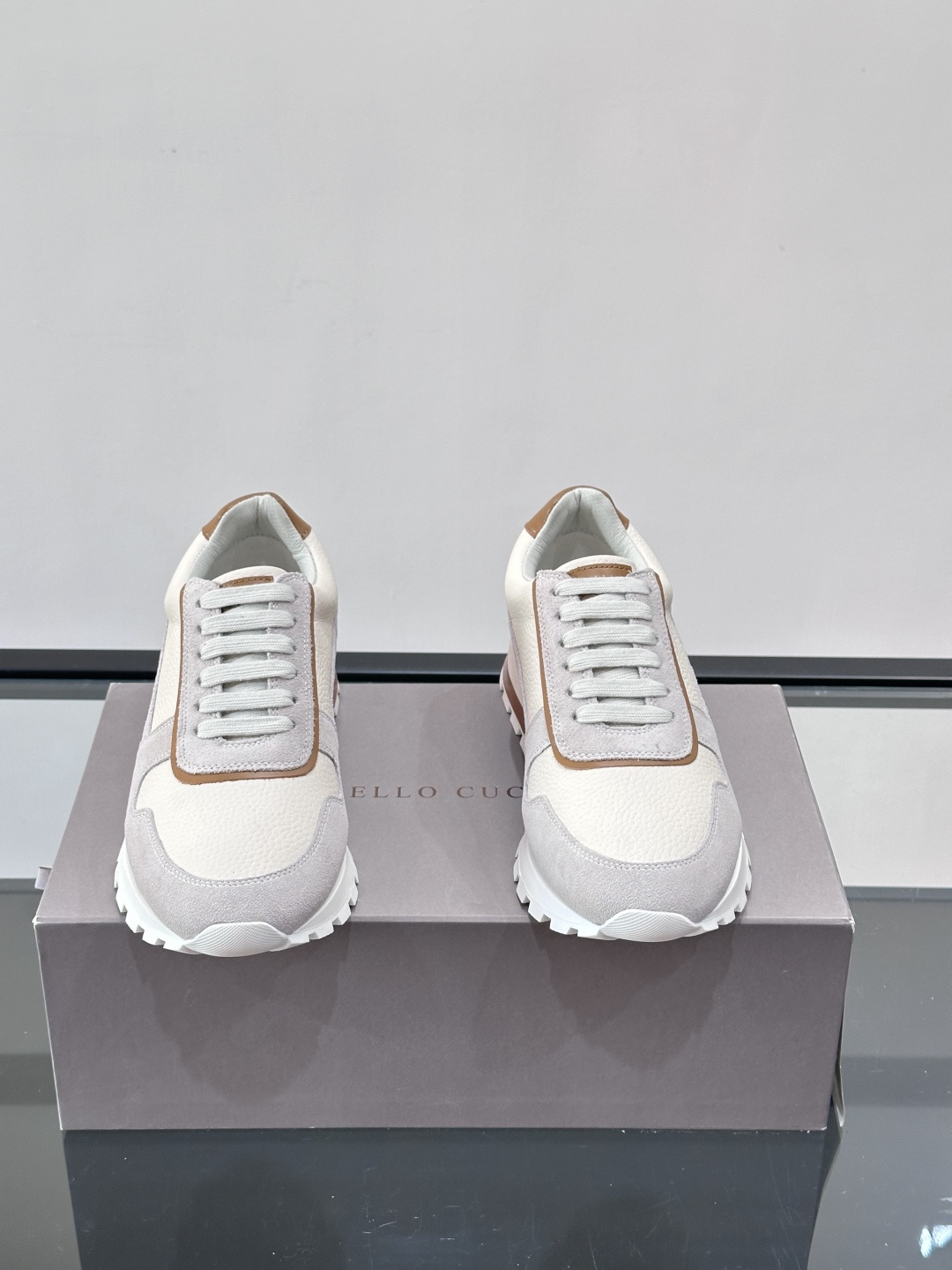 Brunello Cucinelli男士休闲运动鞋👟，采用粒面小牛皮＋水洗麂皮拼接，复古做旧质感超有氛围