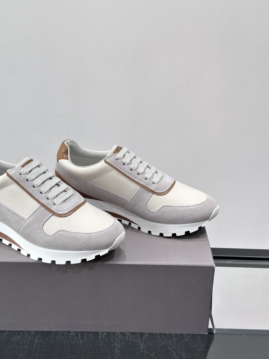 Brunello Cucinelli男士休闲运动鞋👟，采用粒面小牛皮＋水洗麂皮拼接，复古做旧质感超有氛围