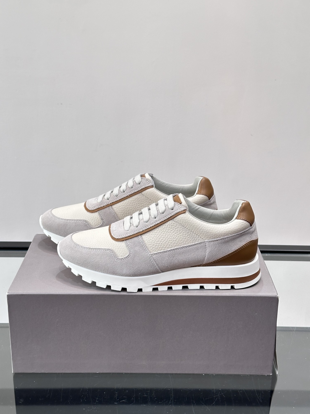 Brunello Cucinelli男士休闲运动鞋👟，采用粒面小牛皮＋水洗麂皮拼接，复古做旧质感超有氛围