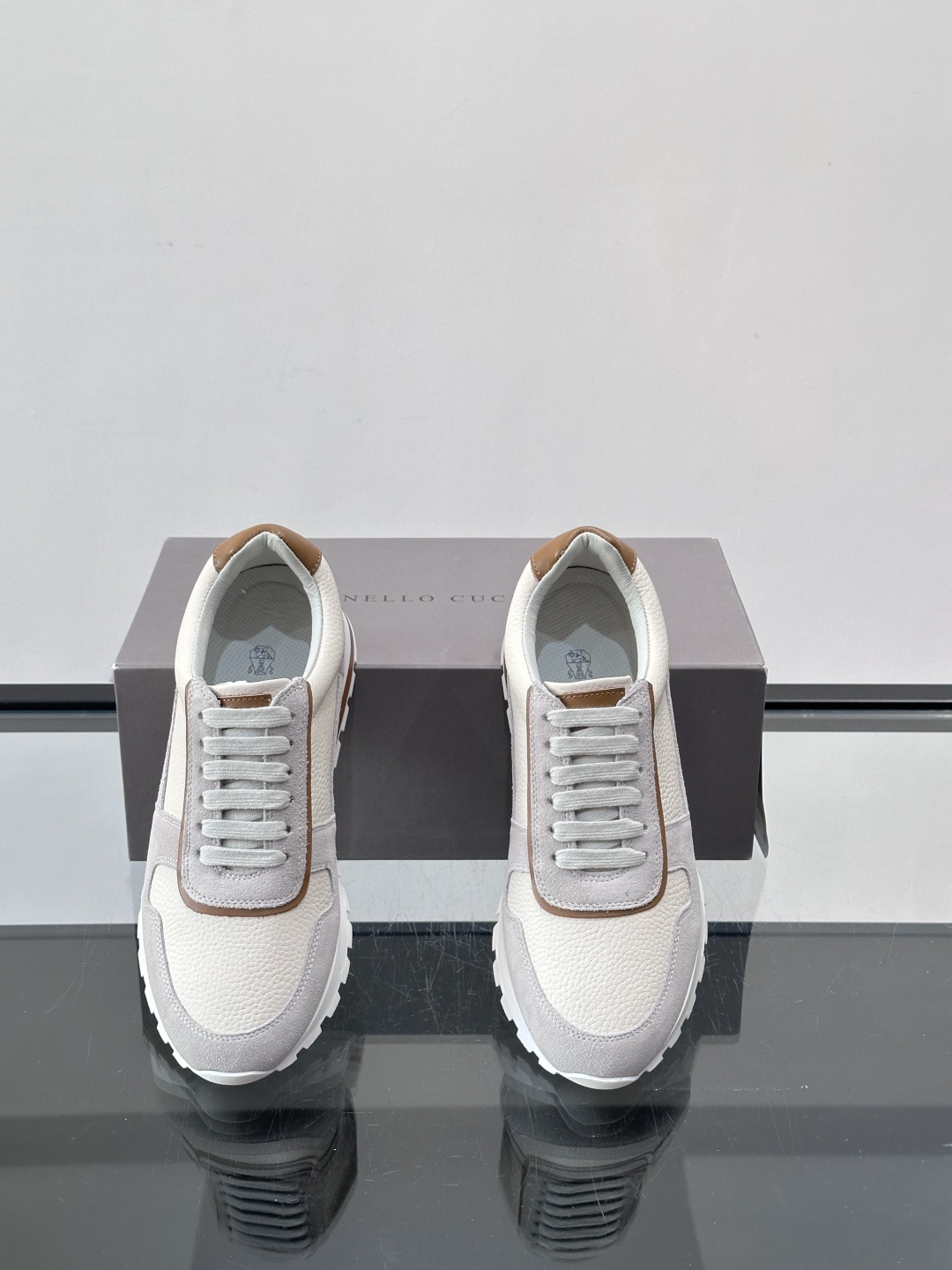 Brunello Cucinelli男士休闲运动鞋👟，采用粒面小牛皮＋水洗麂皮拼接，复古做旧质感超有氛围