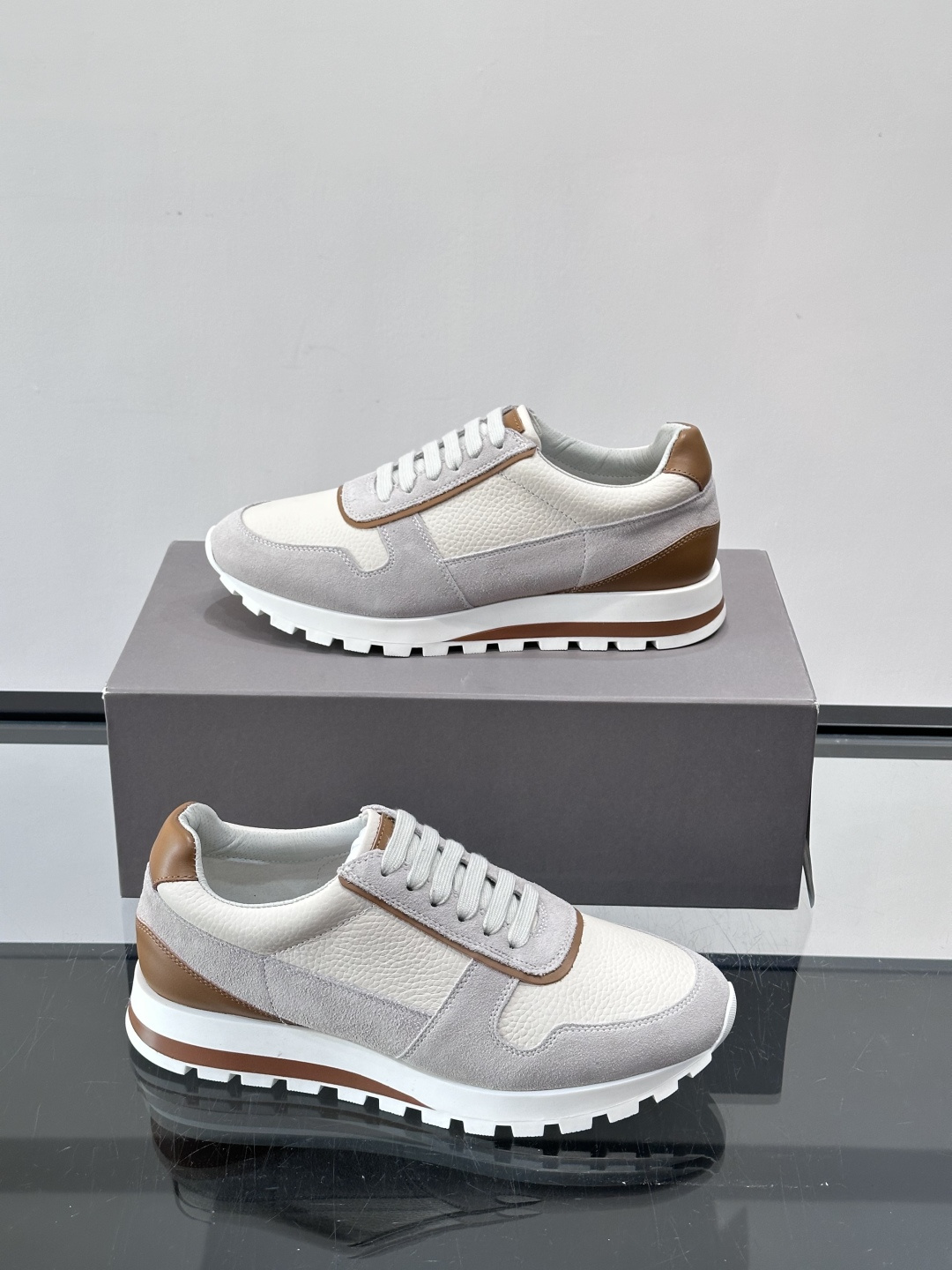 Brunello Cucinelli男士休闲运动鞋👟，采用粒面小牛皮＋水洗麂皮拼接，复古做旧质感超有氛围