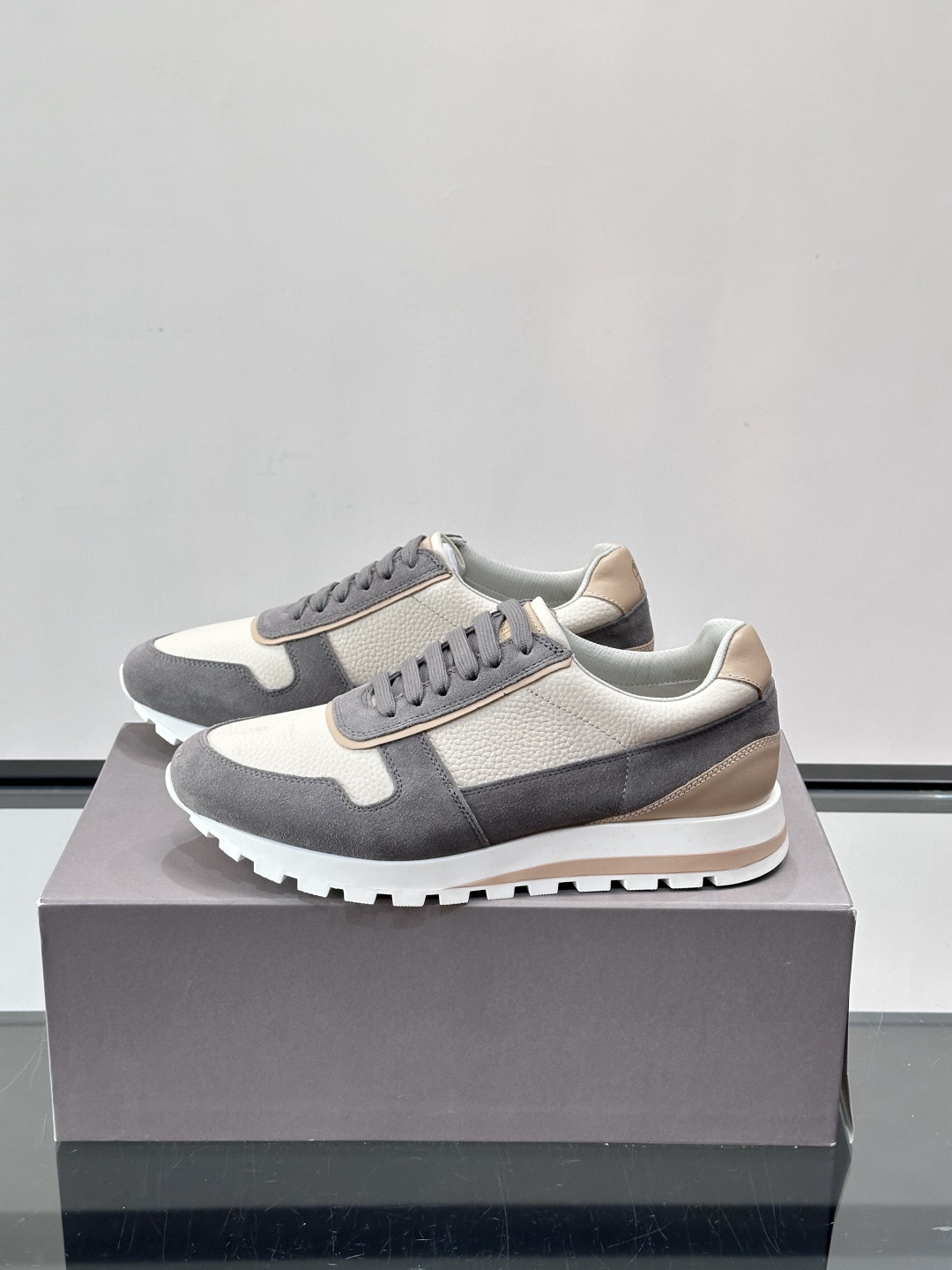 Brunello Cucinelli男士休闲运动鞋👟，采用粒面小牛皮＋水洗麂皮拼接，复古做旧质感超有氛围