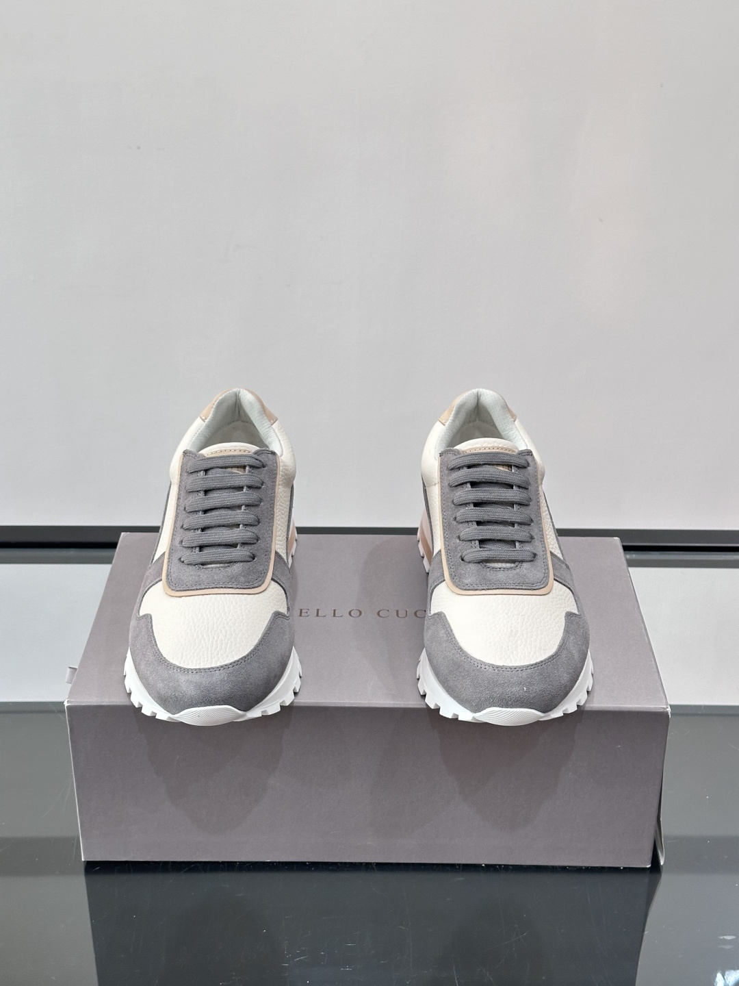 Brunello Cucinelli男士休闲运动鞋👟，采用粒面小牛皮＋水洗麂皮拼接，复古做旧质感超有氛围