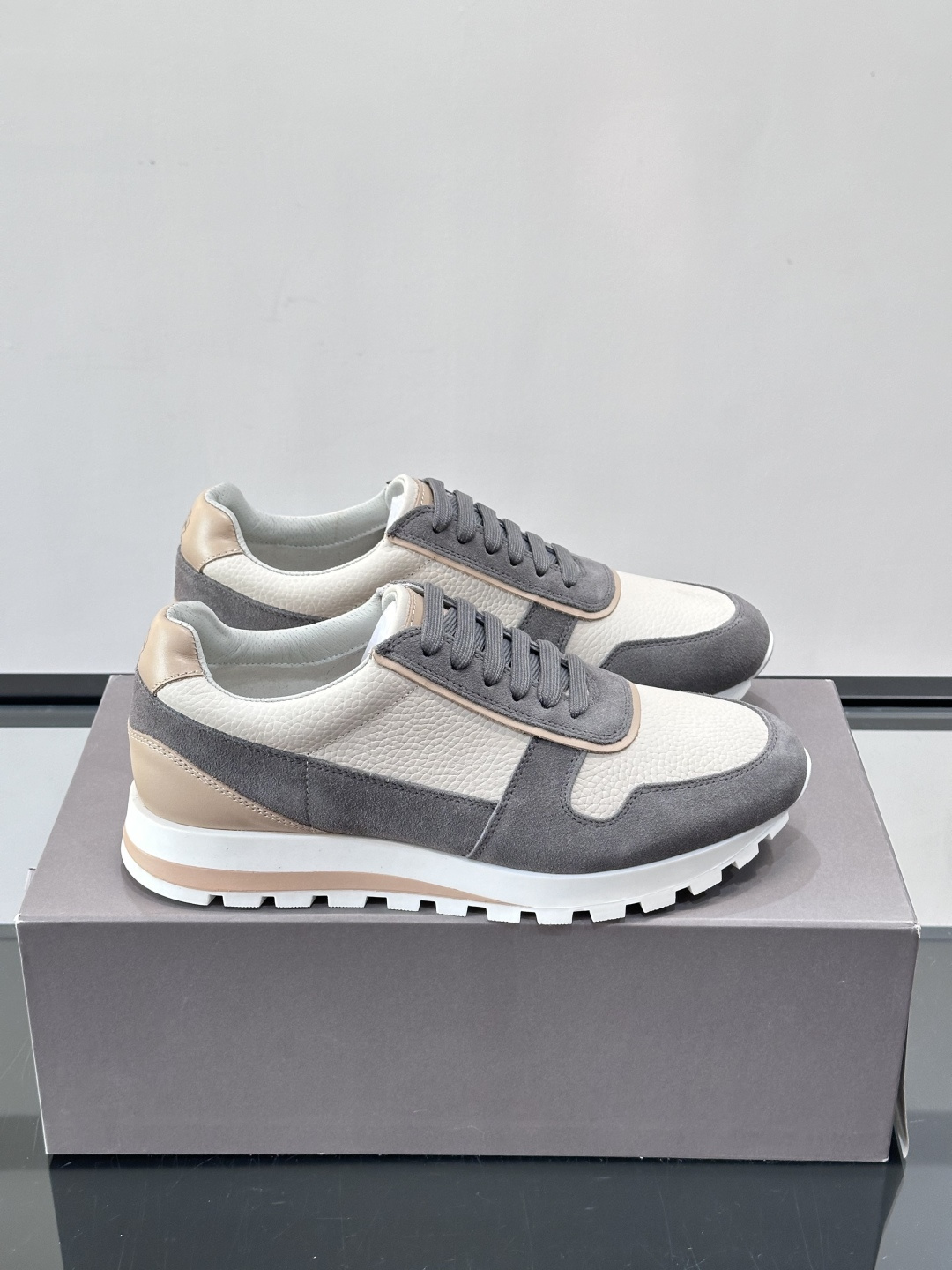 Brunello Cucinelli男士休闲运动鞋👟，采用粒面小牛皮＋水洗麂皮拼接，复古做旧质感超有氛围