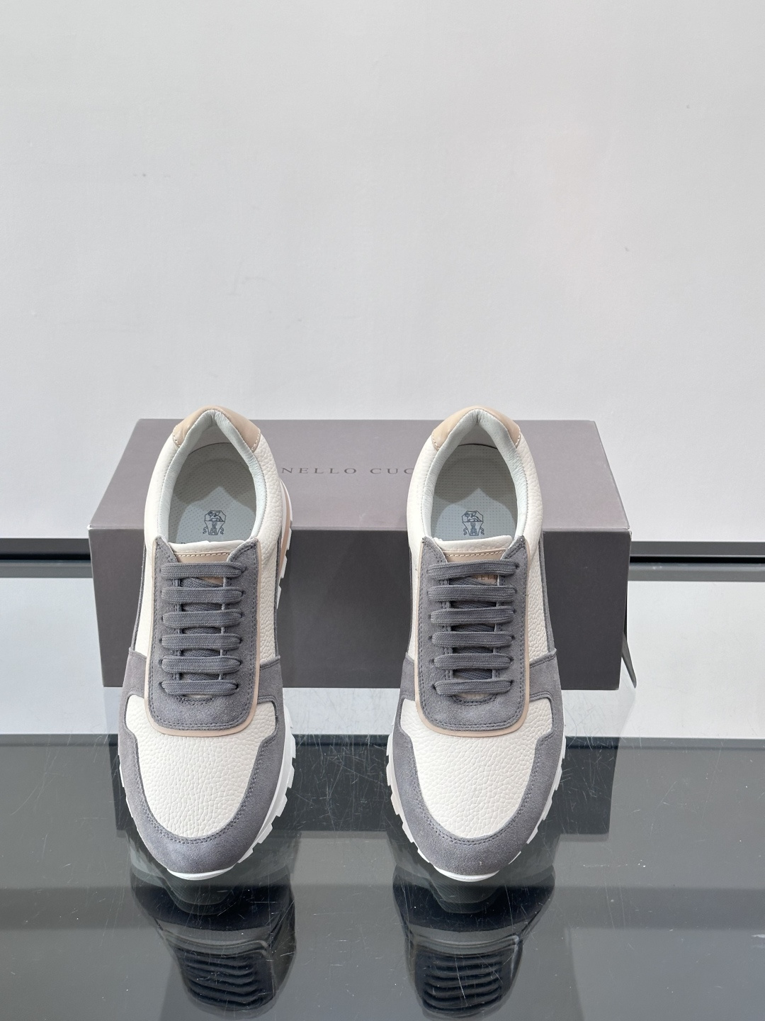 Brunello Cucinelli男士休闲运动鞋👟，采用粒面小牛皮＋水洗麂皮拼接，复古做旧质感超有氛围