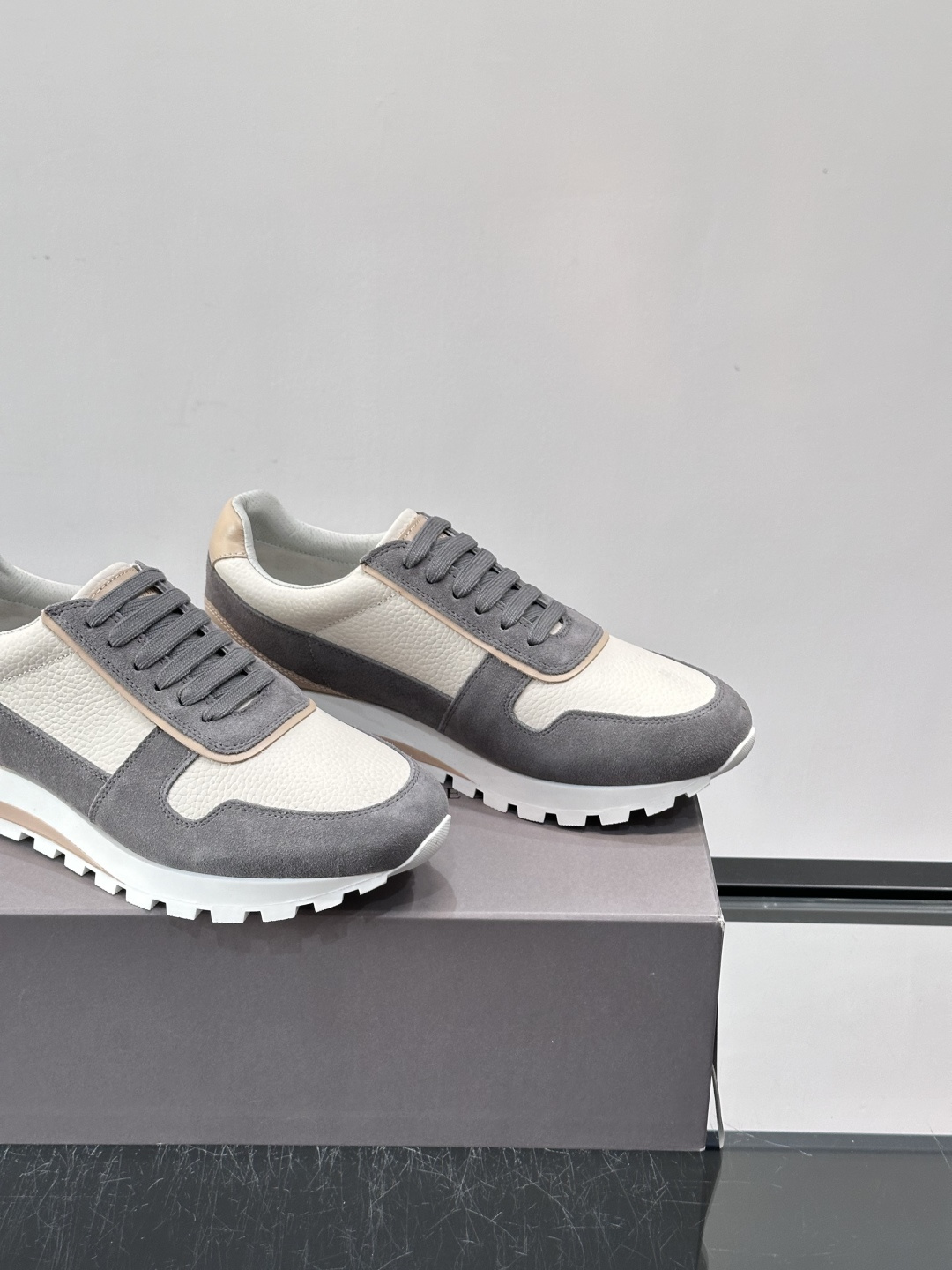 Brunello Cucinelli男士休闲运动鞋👟，采用粒面小牛皮＋水洗麂皮拼接，复古做旧质感超有氛围