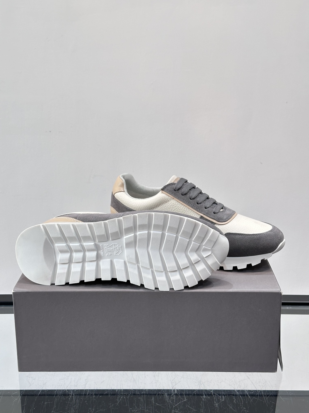 Brunello Cucinelli男士休闲运动鞋👟，采用粒面小牛皮＋水洗麂皮拼接，复古做旧质感超有氛围