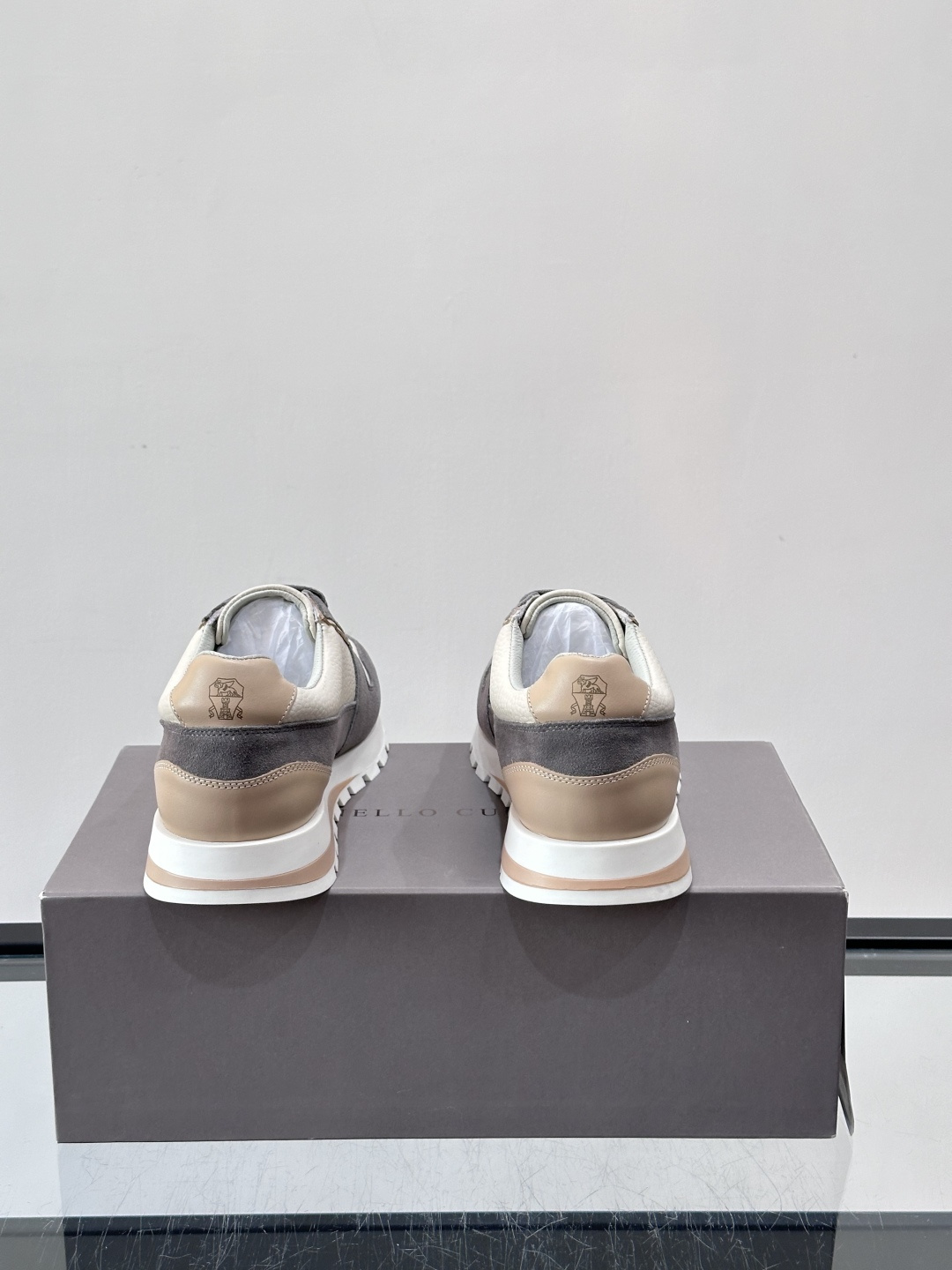 Brunello Cucinelli男士休闲运动鞋👟，采用粒面小牛皮＋水洗麂皮拼接，复古做旧质感超有氛围