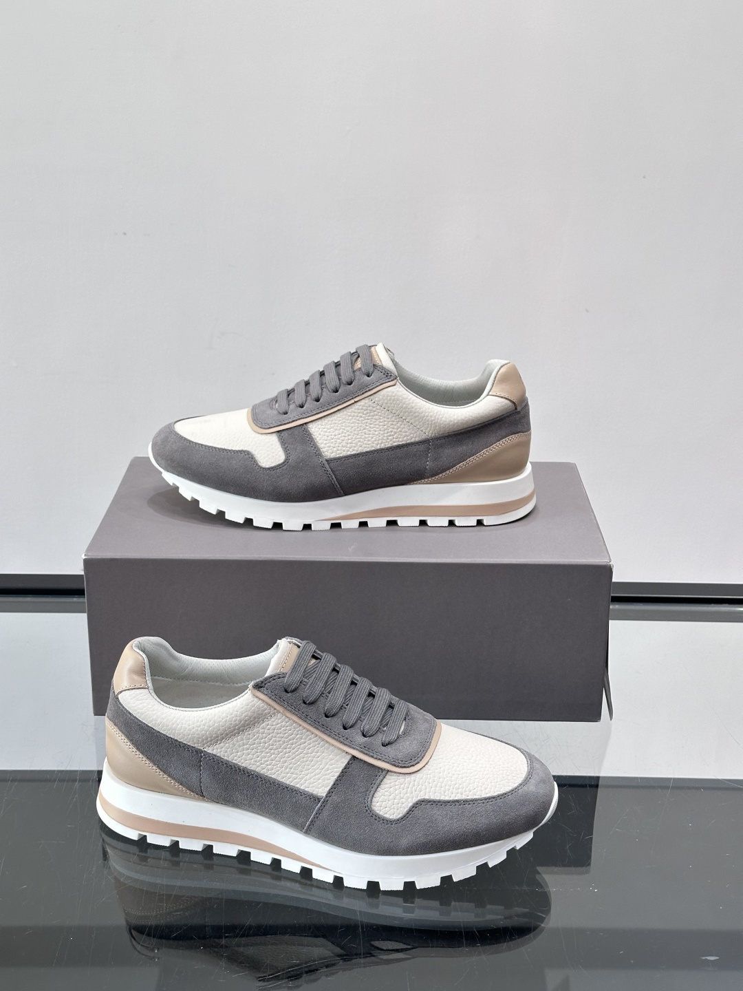 Brunello Cucinelli男士休闲运动鞋👟，采用粒面小牛皮＋水洗麂皮拼接，复古做旧质感超有氛围