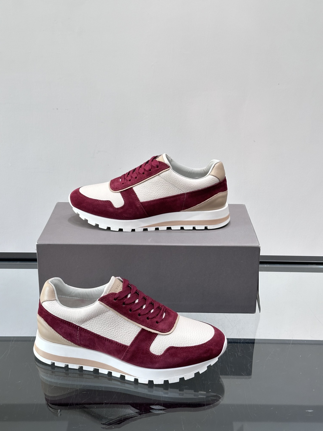 Brunello Cucinelli男士休闲运动鞋👟，采用粒面小牛皮＋水洗麂皮拼接，复古做旧质感超有氛围