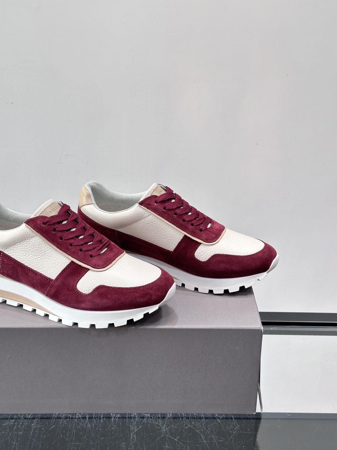 Brunello Cucinelli男士休闲运动鞋👟，采用粒面小牛皮＋水洗麂皮拼接，复古做旧质感超有氛围