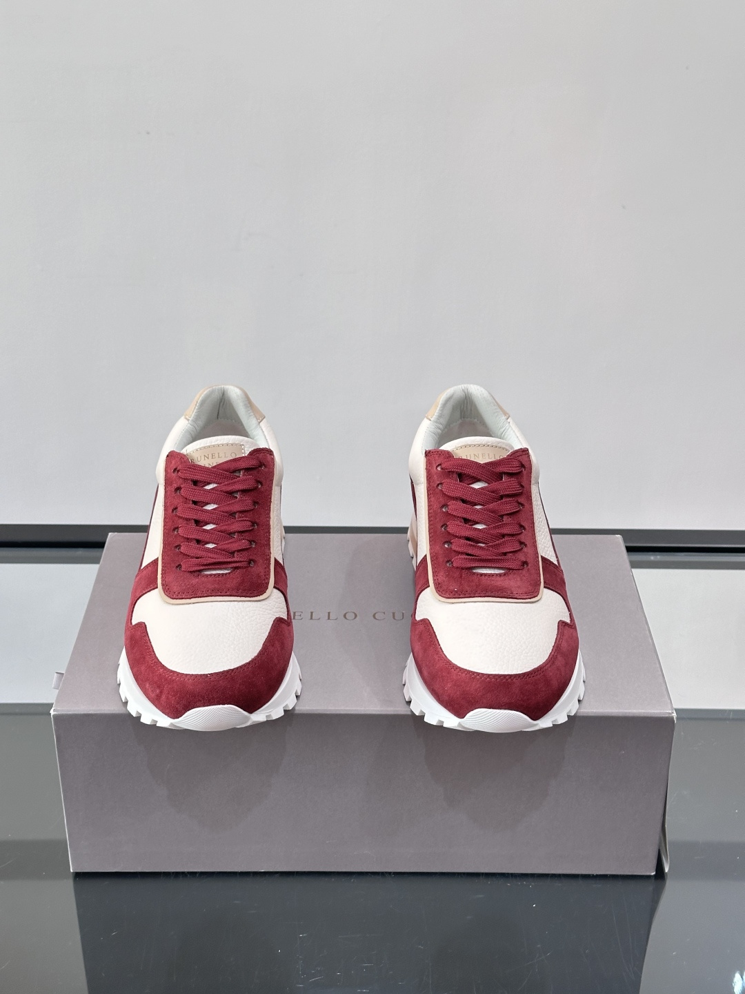 Brunello Cucinelli男士休闲运动鞋👟，采用粒面小牛皮＋水洗麂皮拼接，复古做旧质感超有氛围