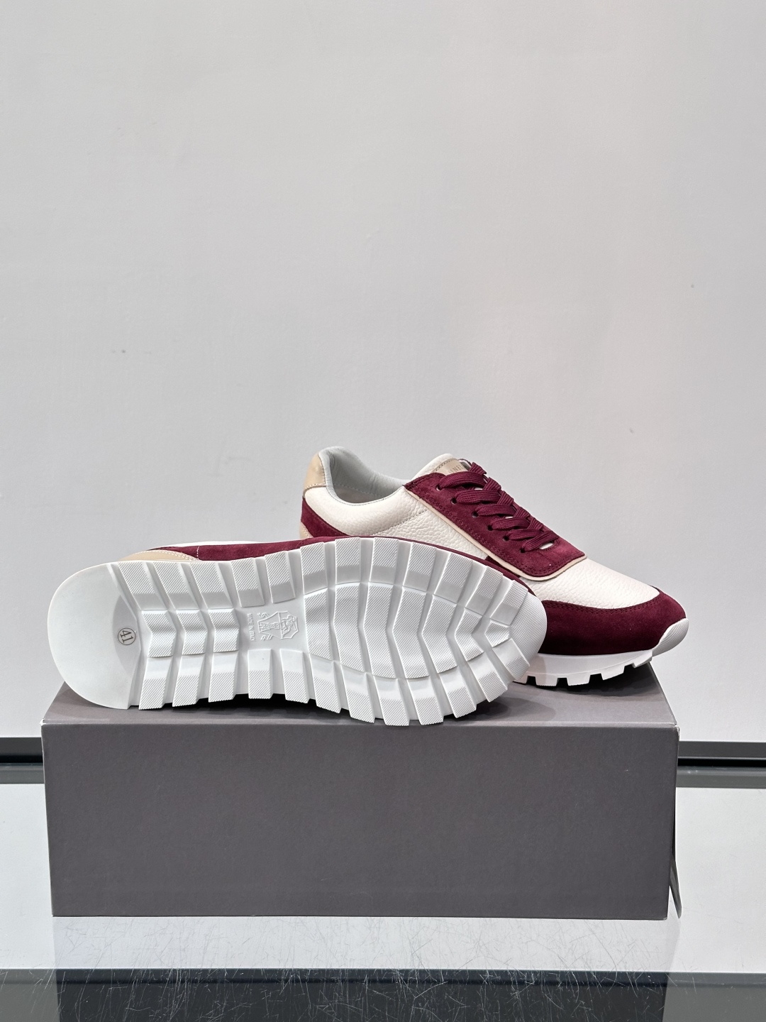 Brunello Cucinelli男士休闲运动鞋👟，采用粒面小牛皮＋水洗麂皮拼接，复古做旧质感超有氛围