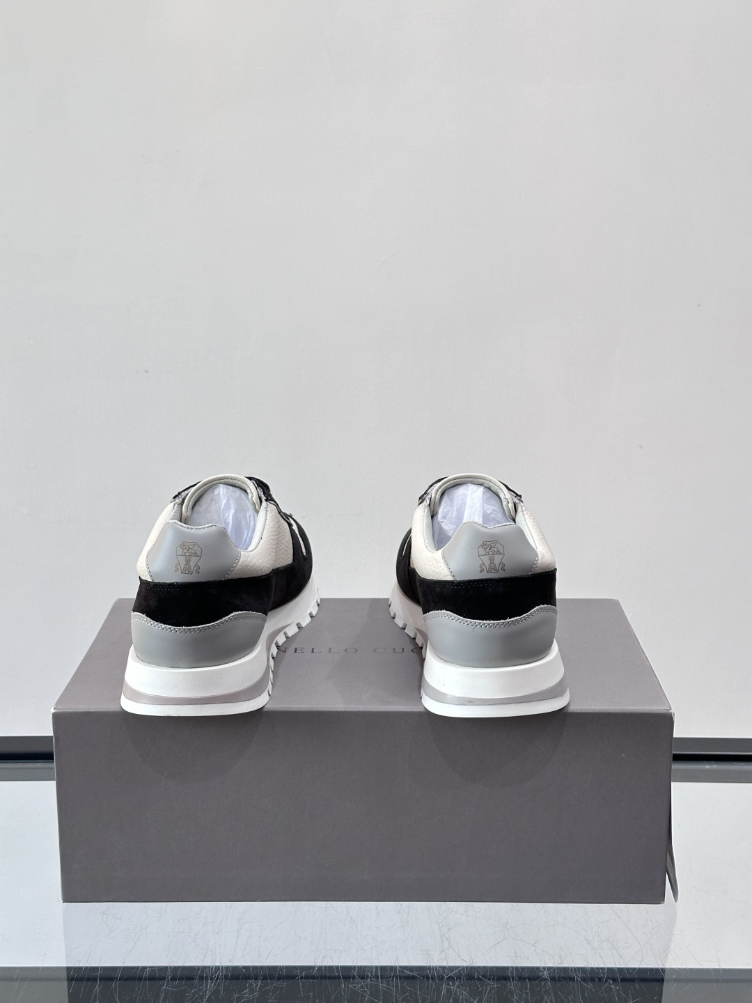 Brunello Cucinelli男士休闲运动鞋👟，采用粒面小牛皮＋水洗麂皮拼接，复古做旧质感超有氛围